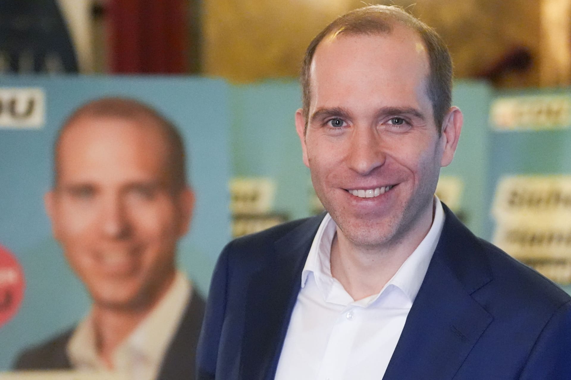 Dennis Thering steht neben Wahlplakaten zur Bürgerschaftswahl: Der CDU-Chef will den rot-grünen Senat nach zehn Jahren ablösen.