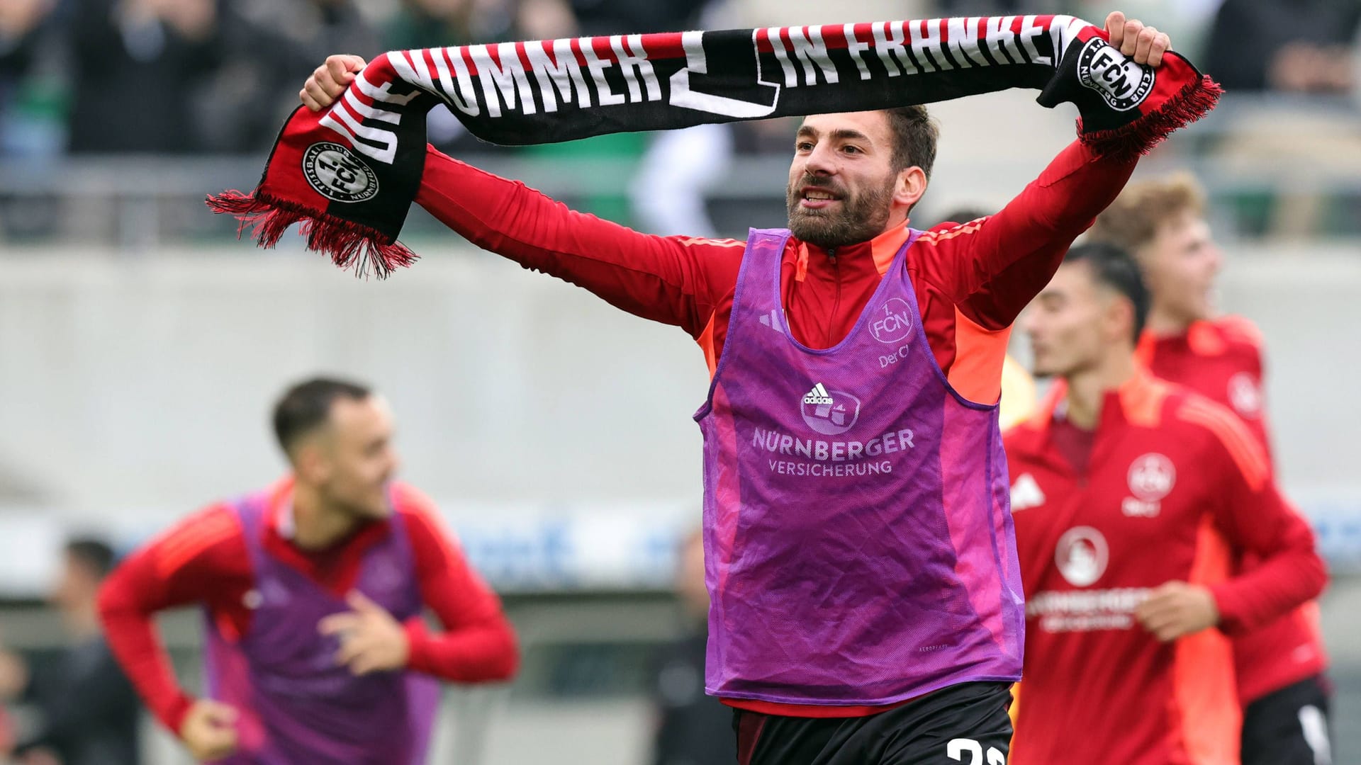 Enrico Valentini jubelt nach dem Derby-Sieg gegen Fürth im Oktober 2024 (Archivbild):