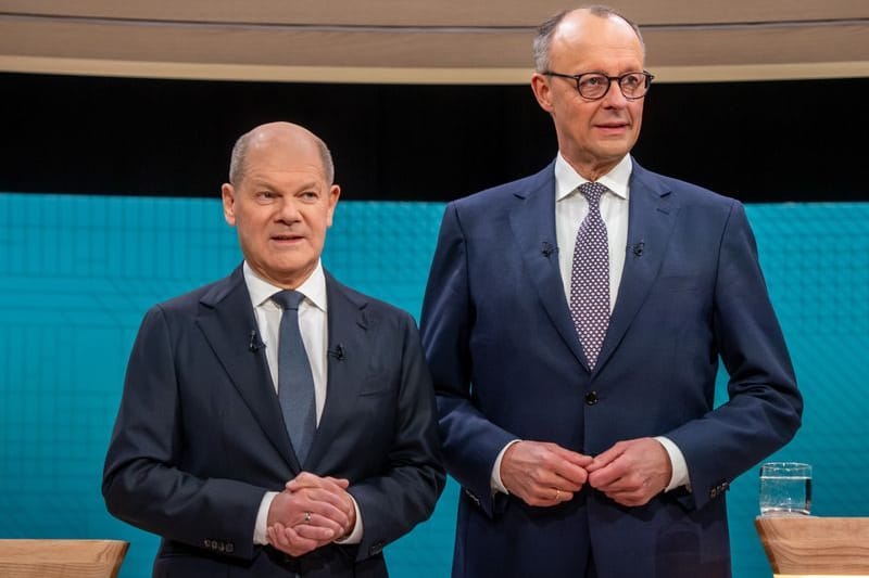 Bundeskanzler Olaf Scholz (l.) und Friedrich Merz vor dem TV-Duell von ARD und ZDF. 90 Minuten dauerte das erste Aufeinandertreffen im Studio Berlin-Adlershof. Es war bei Weitem nicht das Letzte vor der Wahl.