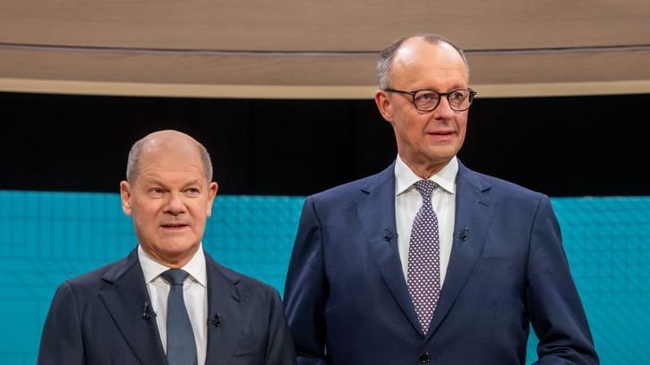 Bundeskanzler Olaf Scholz (l.) und Friedrich Merz vor dem TV-Duell von ARD und ZDF. 90 Minuten dauerte das erste Aufeinandertreffen im Studio Berlin-Adlershof. Es war bei Weitem nicht das Letzte vor der Wahl.