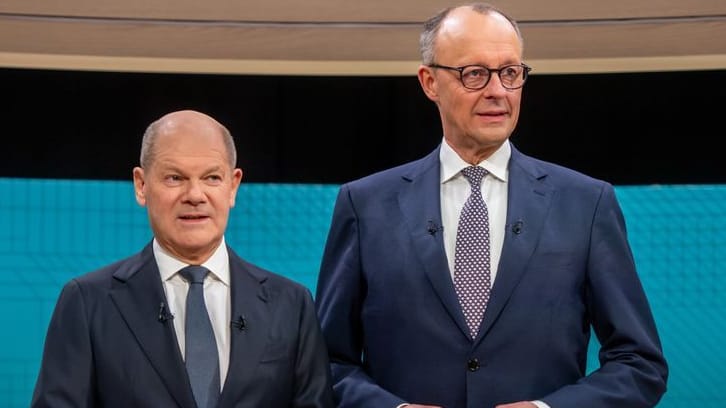 Bundeskanzler Olaf Scholz (l.) und Friedrich Merz vor dem TV-Duell von ARD und ZDF. 90 Minuten dauerte das erste Aufeinandertreffen im Studio Berlin-Adlershof. Es war bei Weitem nicht das Letzte vor der Wahl.