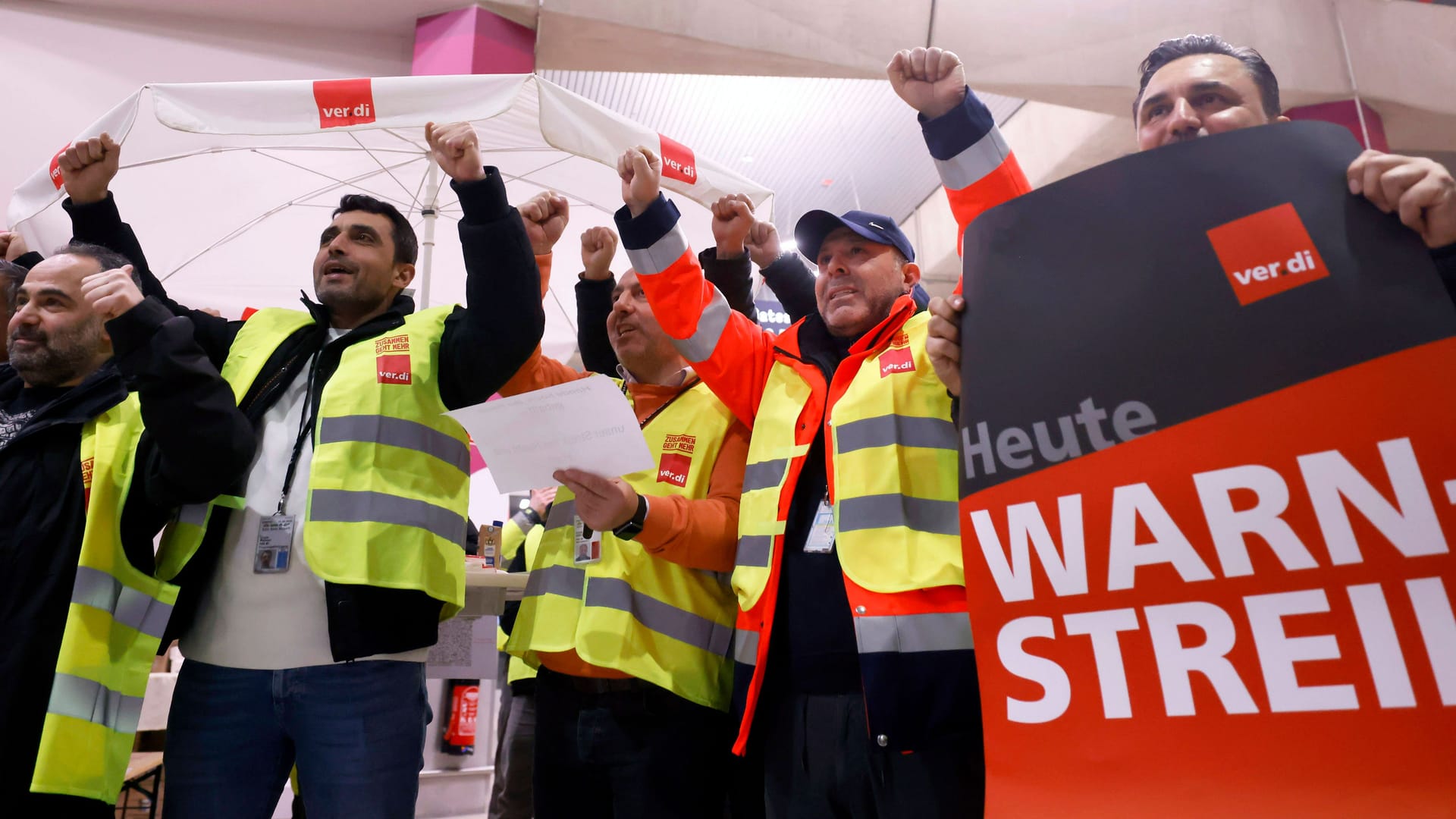 Tarifstreit: Die Warnstreik-Welle des öffentlichen Dienstes trifft unter anderem die Flughäfen Düsseldorf und Köln/Bonn.