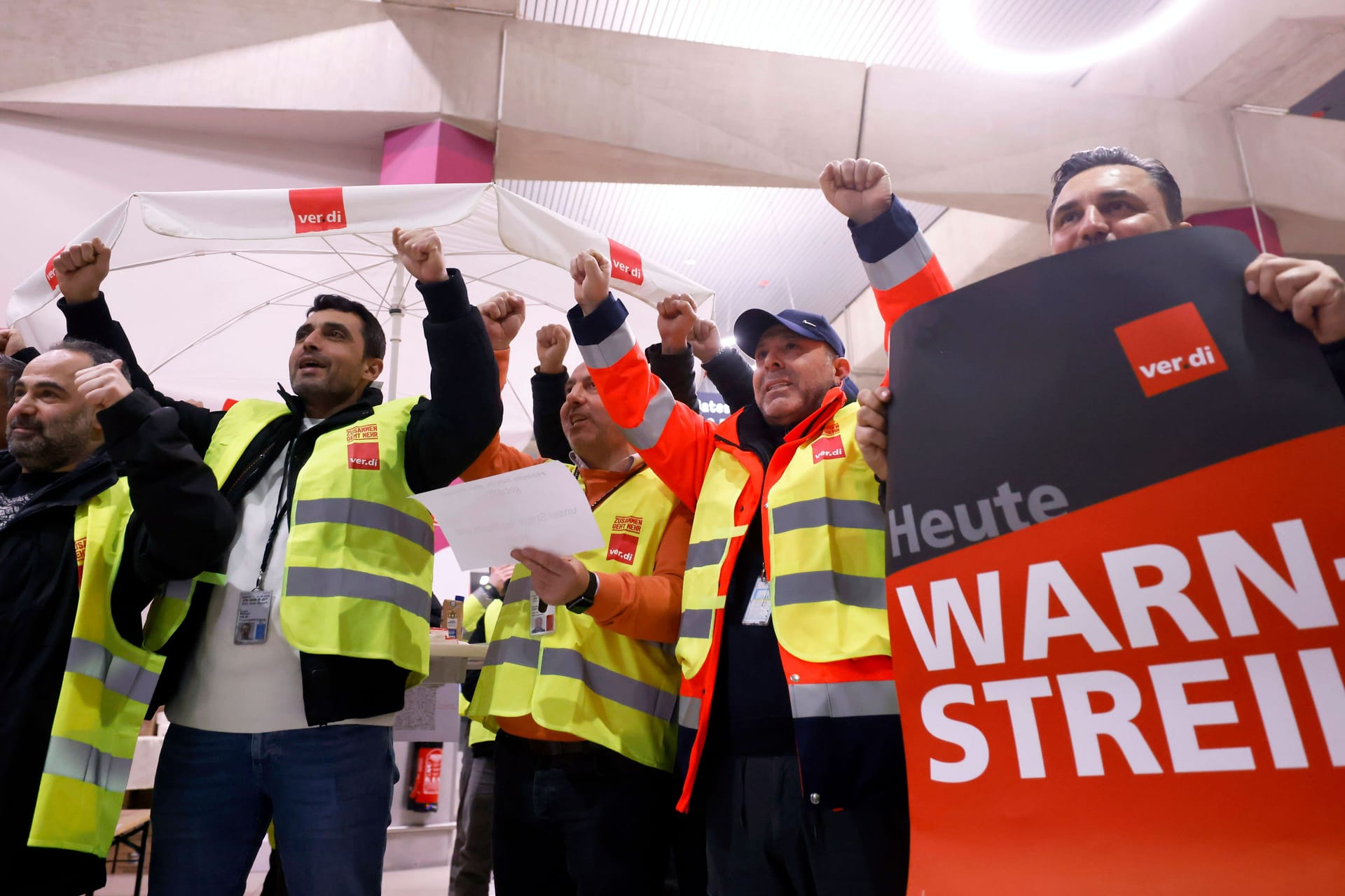 Tarifstreit: Die Warnstreik-Welle des öffentlichen Dienstes trifft unter anderem die Flughäfen Düsseldorf und Köln/Bonn.