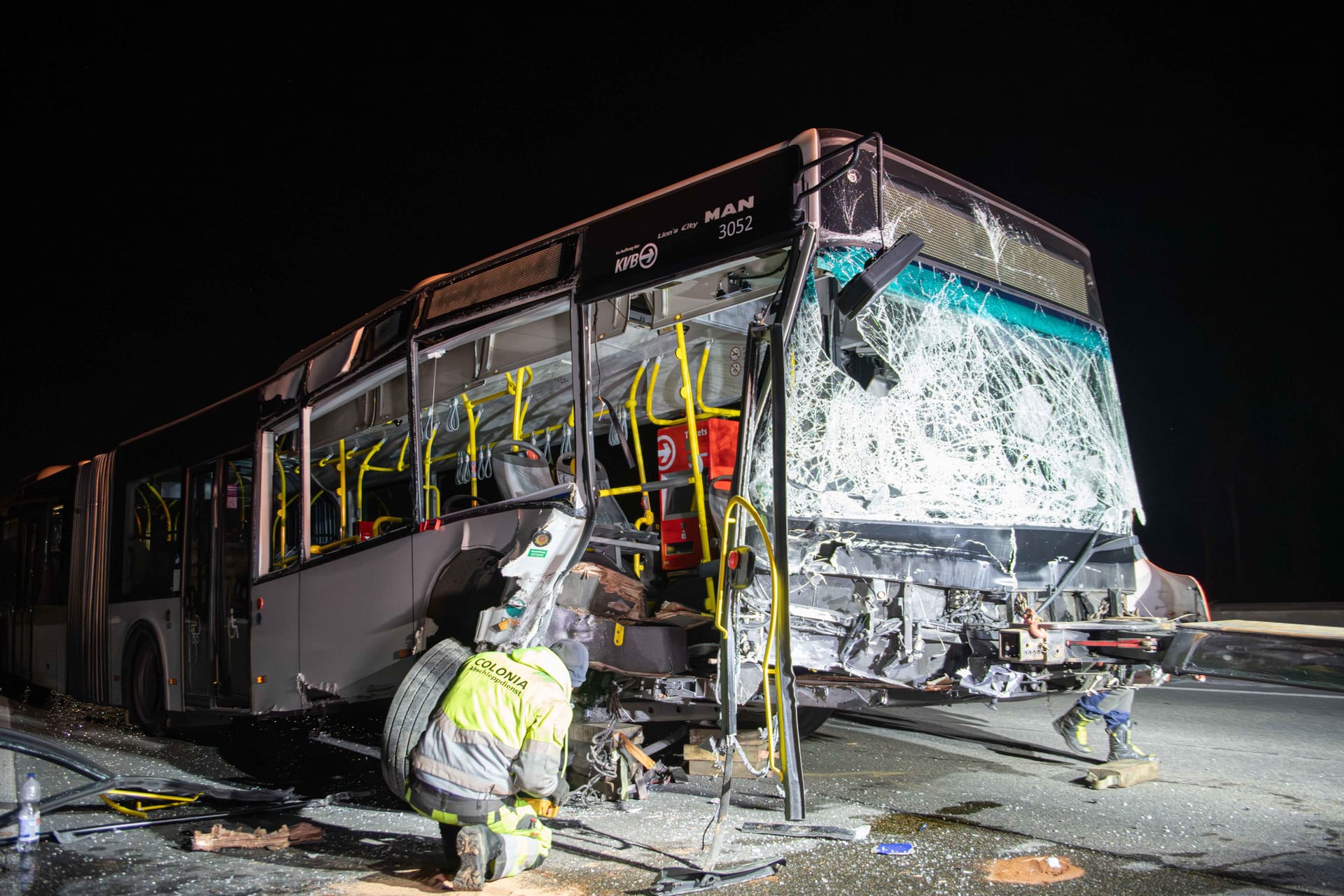 Ein schwerer Busunfall im Kreuz Köln-Süd sorgt für eine Vollsperrung der A4.