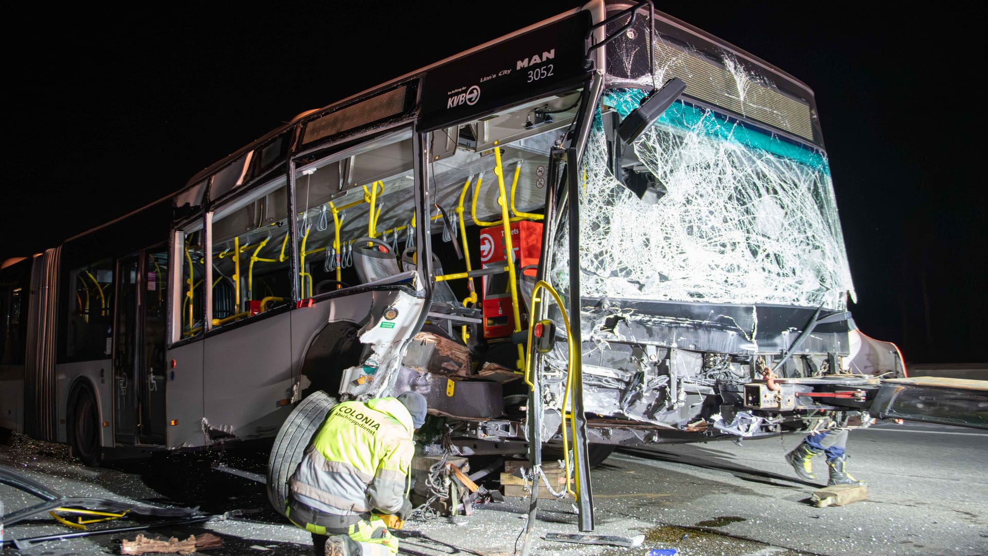 Ein schwerer Busunfall im Kreuz Köln-Süd sorgt für eine Vollsperrung der A4.