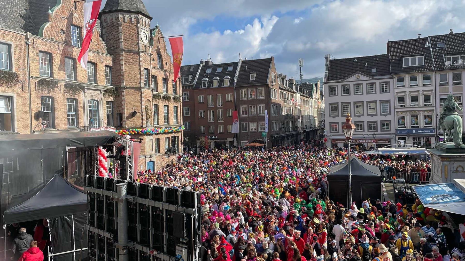 Am Donnerstag wird der 200. Geburtstag des Düsseldorfer Karnevals eingeläutet: Die Narren haben sich schon in Stimmung gebracht.