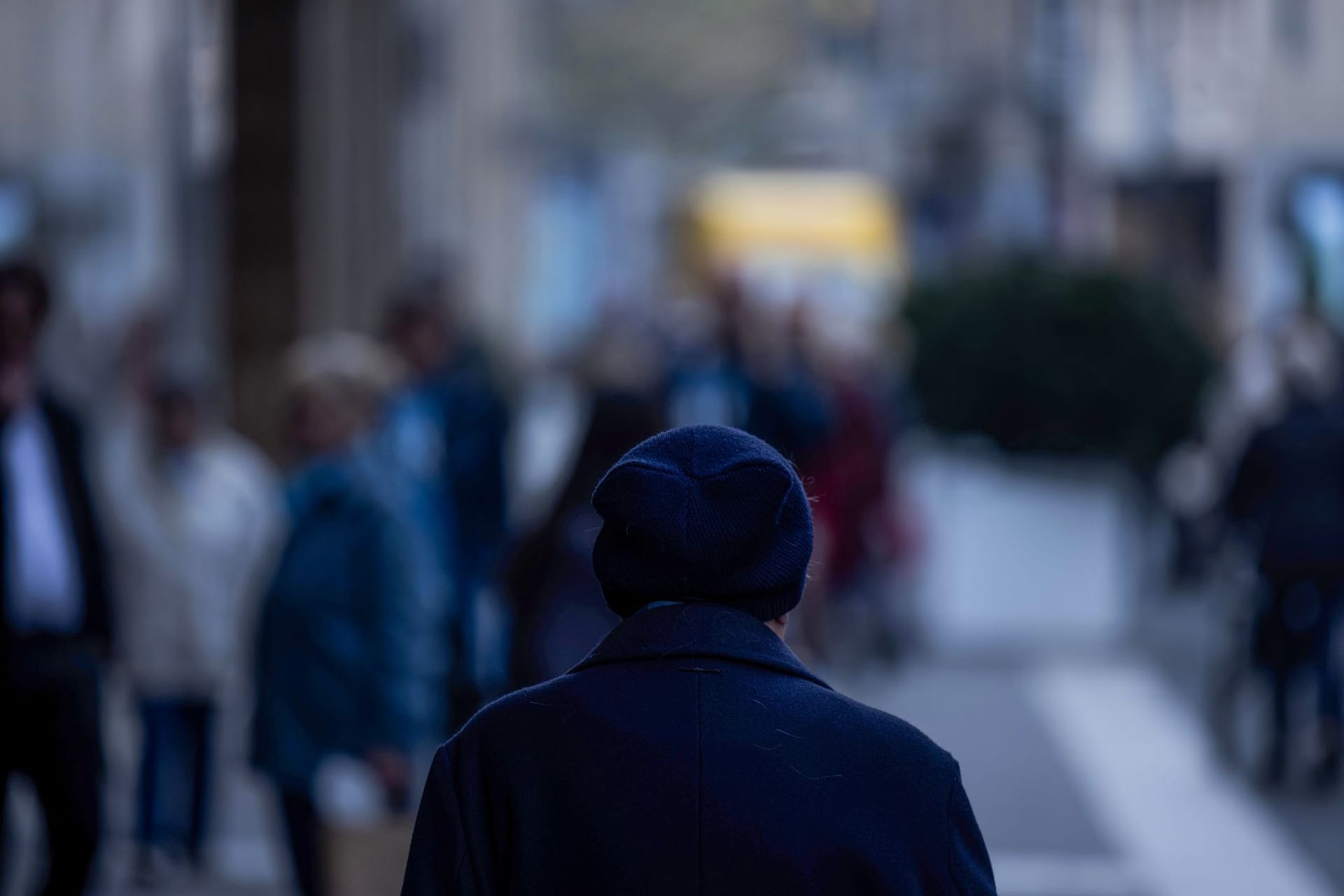 Eine Person geht allein durch die Innenstadt Eine Person geht allein durch die Innenstadt