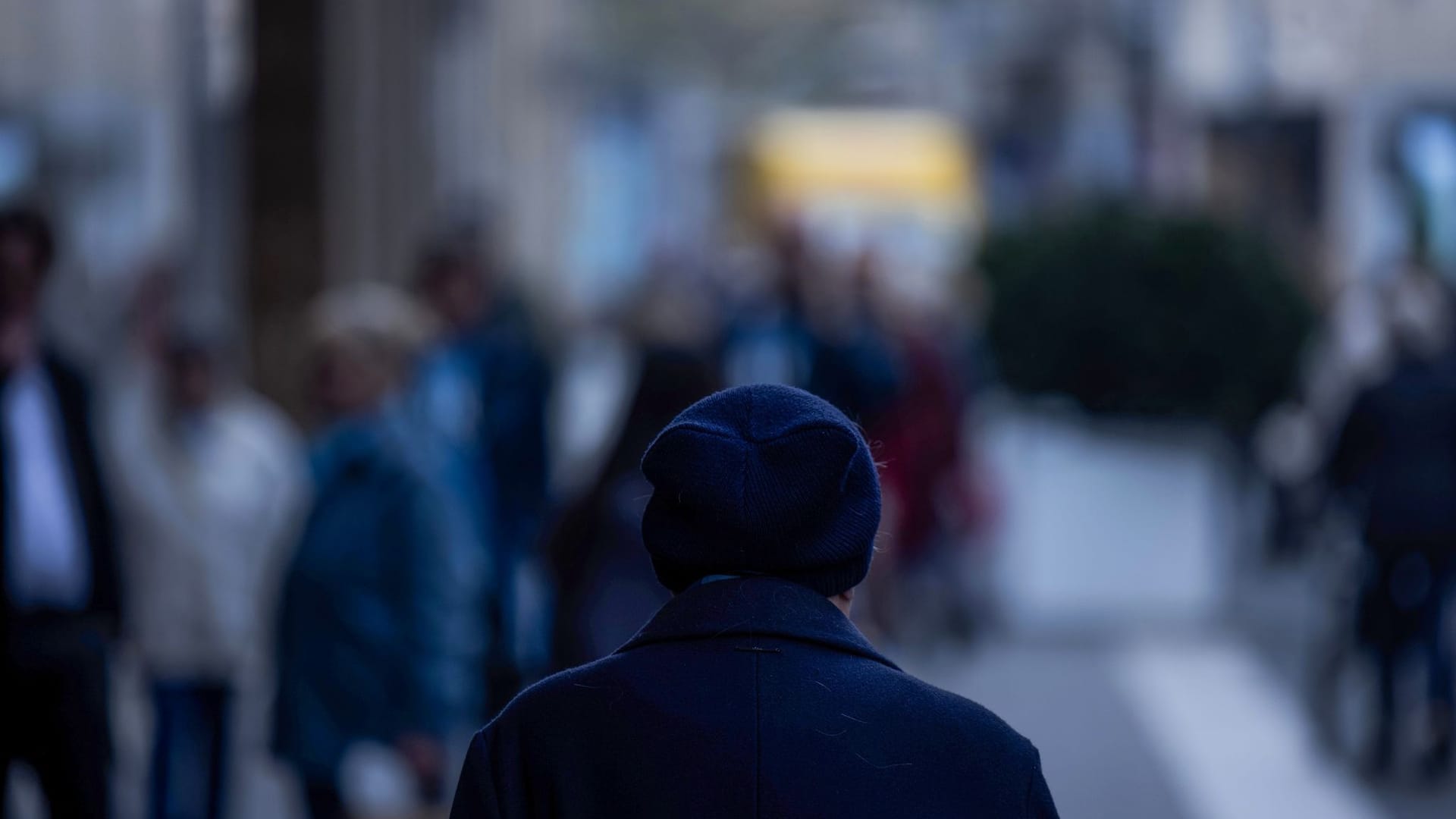 Eine Person geht allein durch die Innenstadt