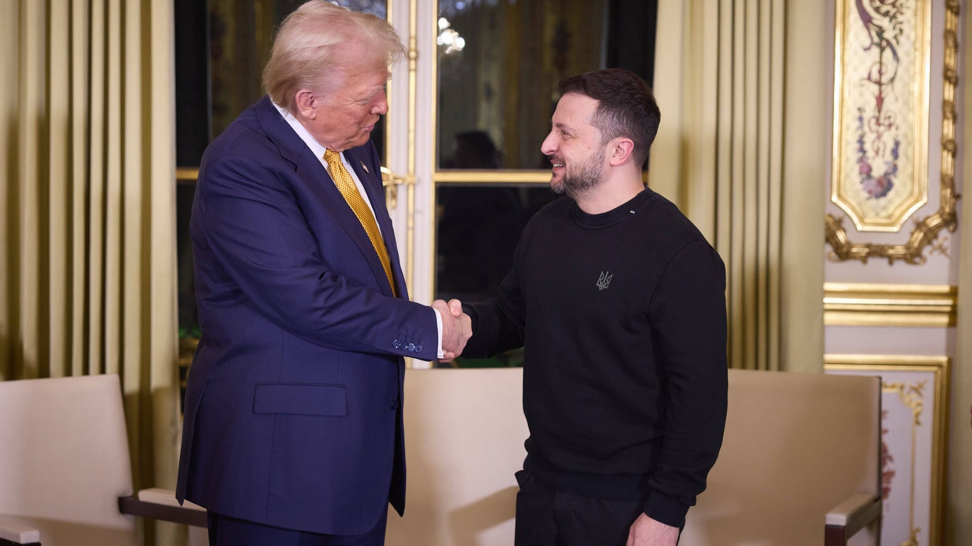 Donald Trump und der ukrainische Präsident Volodymyr Selenskyj bei einem gemeinsamen Treffen in Paris Ende vergangenen Jahres.