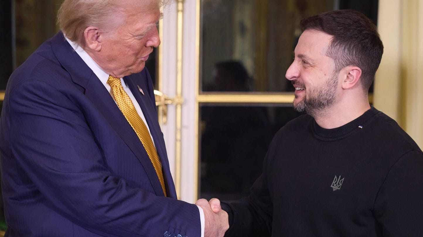 Donald Trump und der ukrainische Präsident Volodymyr Selenskyj bei einem gemeinsamen Treffen in Paris Ende vergangenen Jahres.