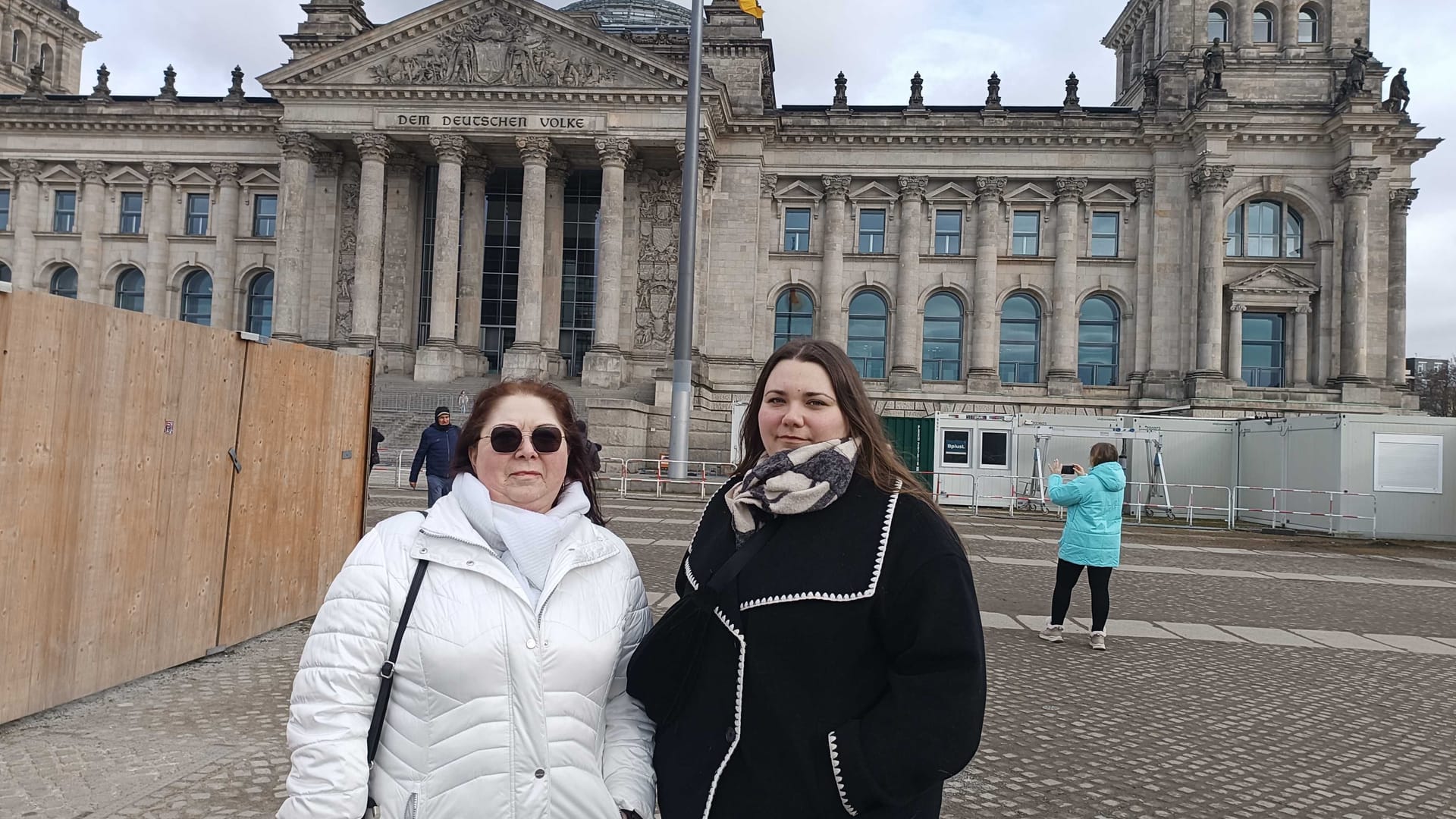 Amelia und Anja kommen aus Hannover. Anja hat Angst vor dem Wahlausgang.