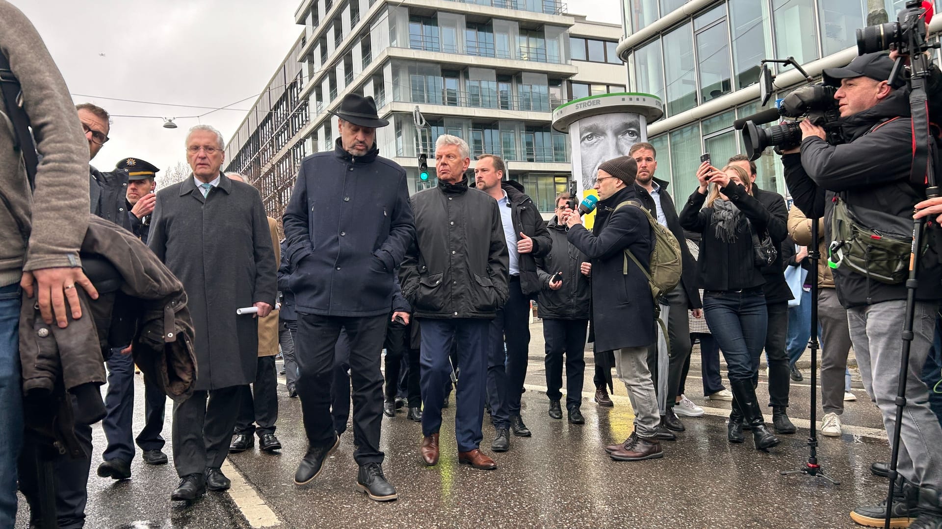 Von links: Bayerns Innenminister Joachim Herrmann (CSU), Ministerpräsident Markus Söder (CSU) und Oberbürgermeister Dieter Reiter (SPD) auf dem Weg zu einer Pressekonferenz kurz nach der Tat.