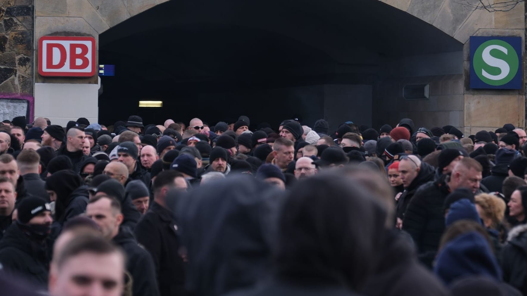 Teilnehmer einer rechten Demonstration versammeln sich in Dresden: Sie wollen anlässlich des 80. Jahrestages der Bombardierung 1945 durch die Stadt ziehen.