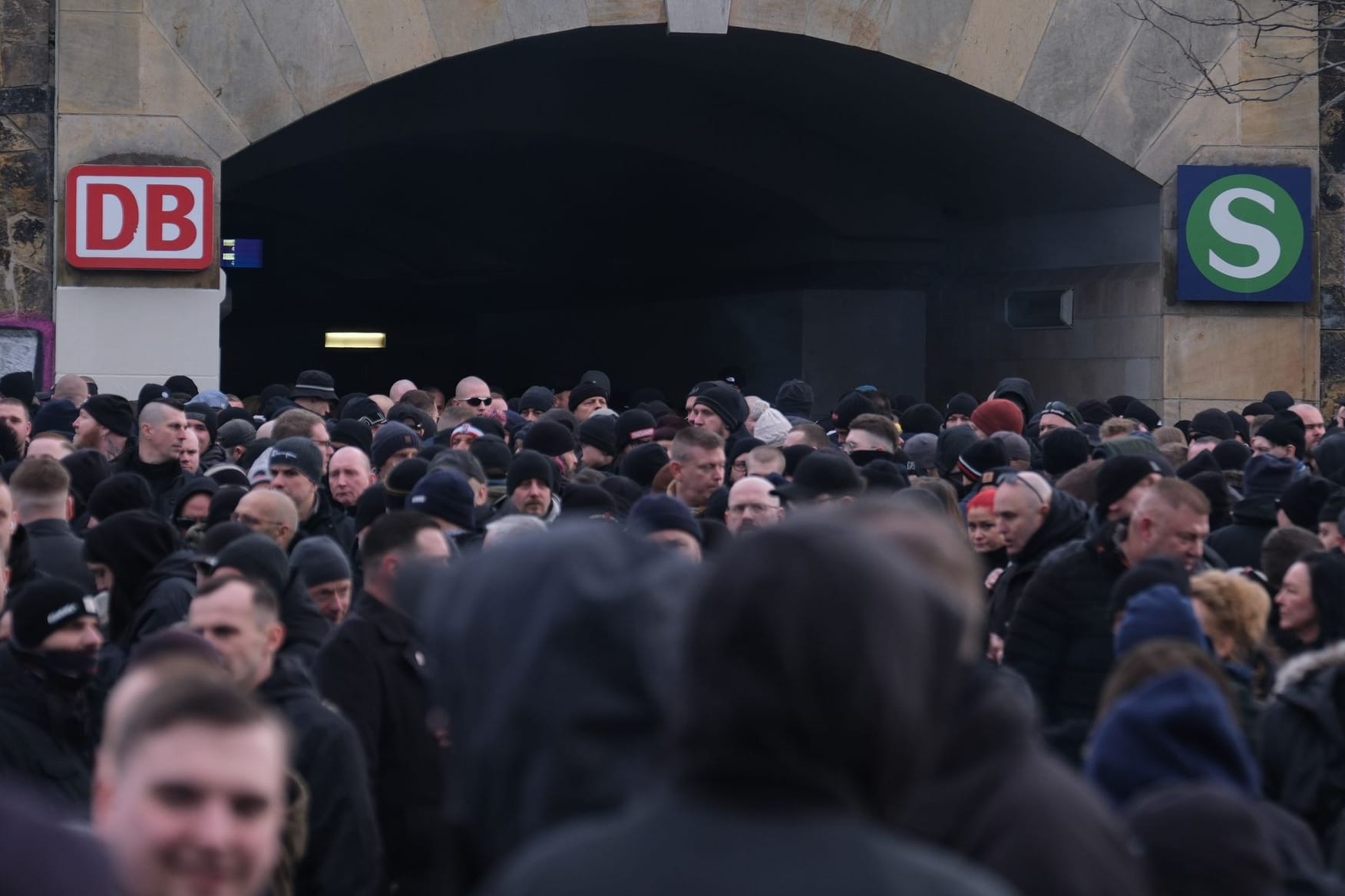 Teilnehmer einer rechten Demonstration versammeln sich in Dresden: Sie wollen anlässlich des 80. Jahrestages der Bombardierung 1945 durch die Stadt ziehen.