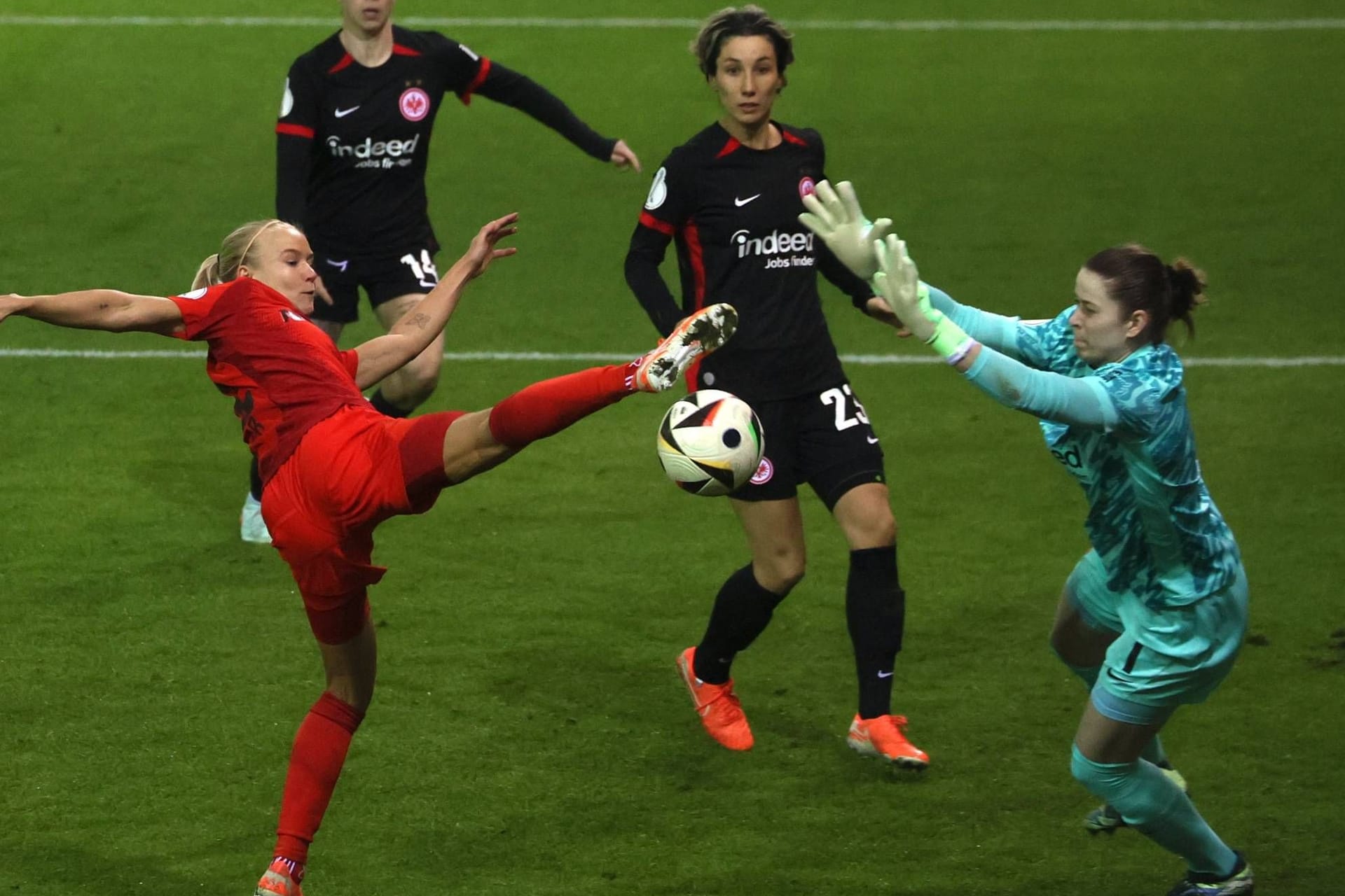 Torgefährlich: Bayerns Harder (li.) beim Abschluss gegen Frankfurts Torhüterin Johannes.