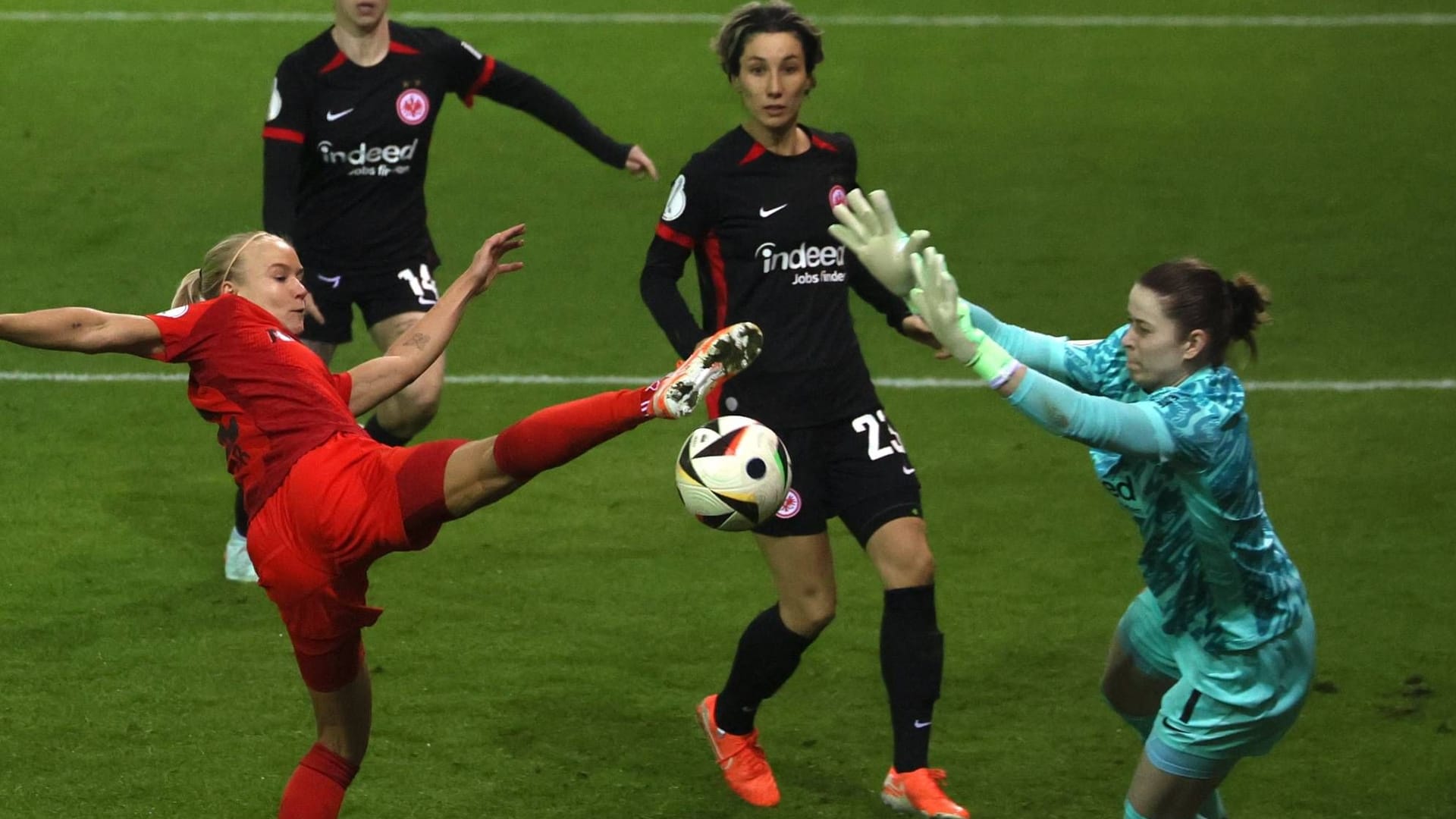 Torgefährlich: Bayerns Harder (li.) beim Abschluss gegen Frankfurts Torhüterin Johannes.