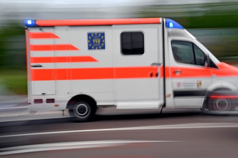 Ein Krankenwagen fährt mit Blaulicht über eine Straße (Symbolbilld): Mindestens zwei Menschen sind bei dem Absturz eines Hubschraubers schwer verletzt worden.