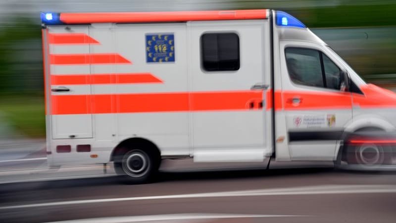 Ein Krankenwagen fährt mit Blaulicht über eine Straße (Symbolbilld): Mindestens zwei Menschen sind bei dem Absturz eines Hubschraubers schwer verletzt worden.