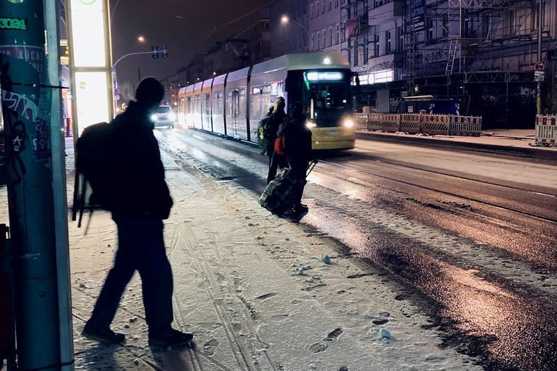 Menschen steigen am frühen Morgen im Stadtteil Prenzlauer Berg: Die BSR hat einen Notdienst eingerichtet.