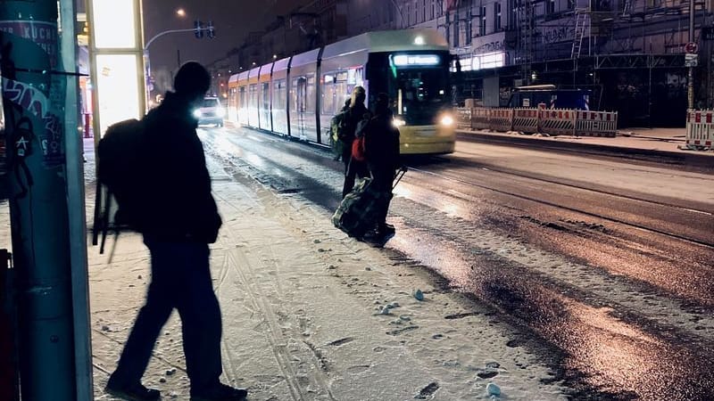 Menschen steigen am frühen Morgen im Stadtteil Prenzlauer Berg: Die BSR hat einen Notdienst eingerichtet.