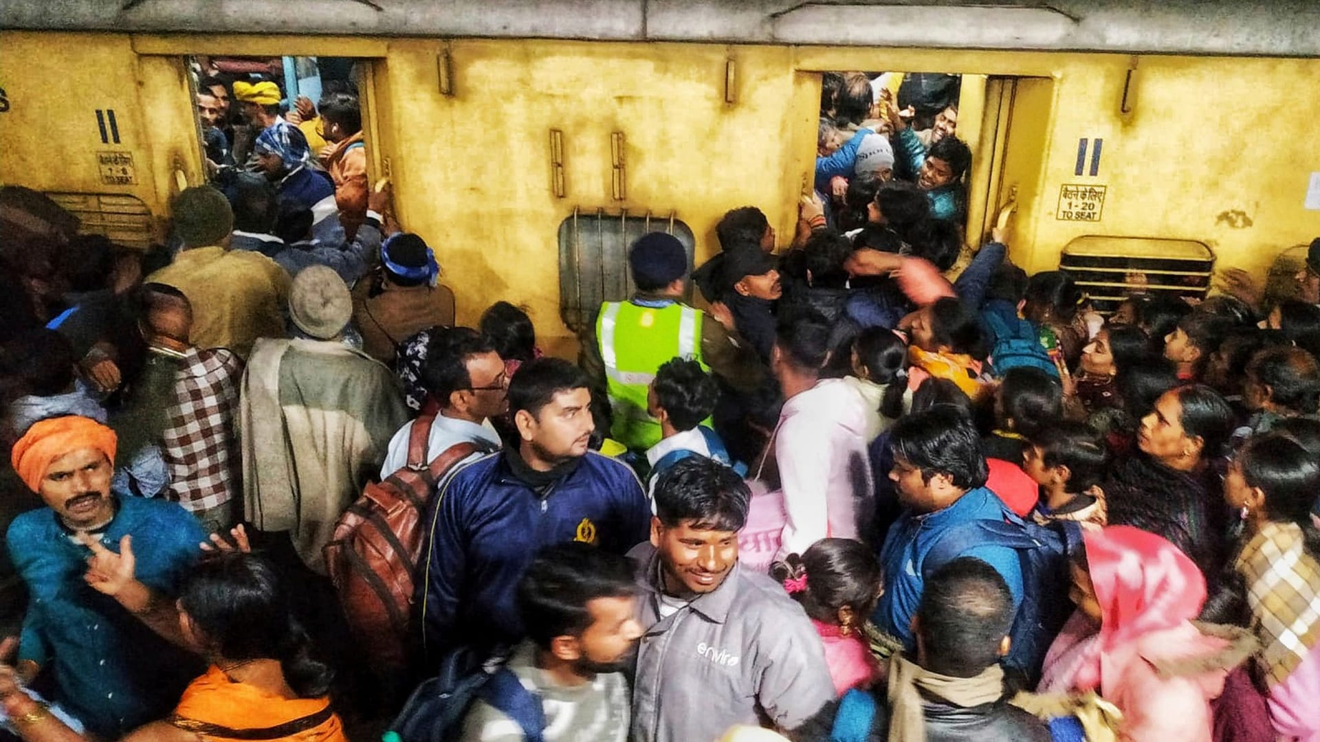 Gedränge auf Bahnhof in Neu Delhi