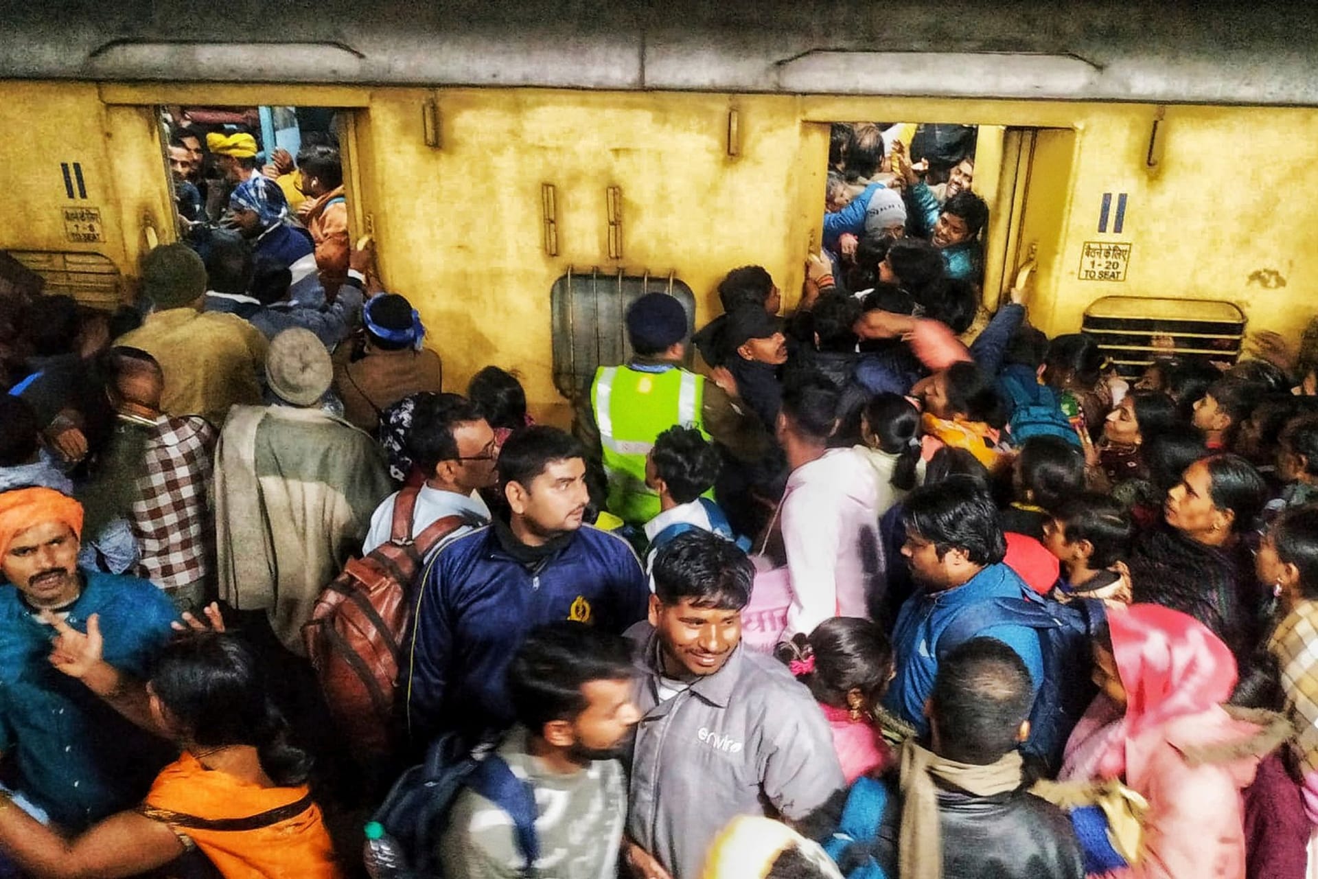 Gedränge auf Bahnhof in Neu Delhi