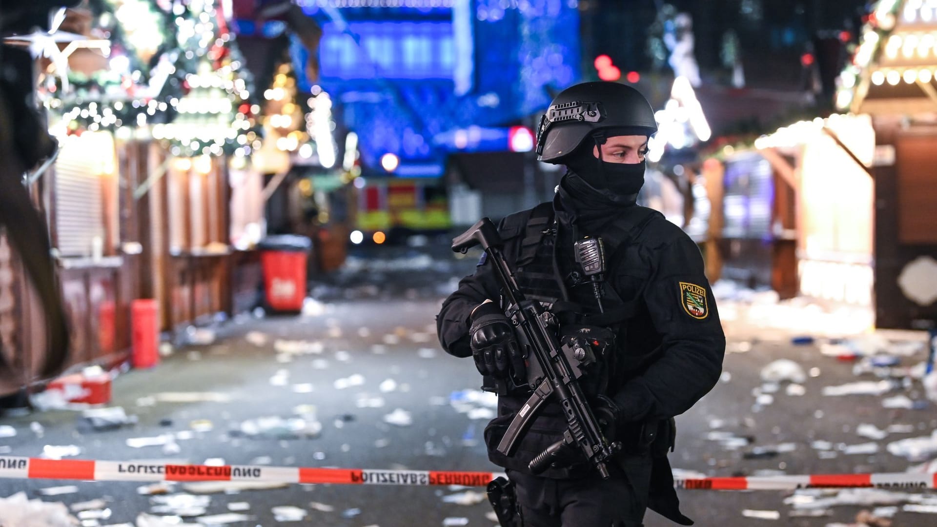 Ein schwer bewaffneter Polizist auf dem verwüsteten Weihnachtsmarkt in Magdeburg (Archivbild): Der mutmaßliche Täter wurde jetzt von Dresden nach Leipzig verlegt.