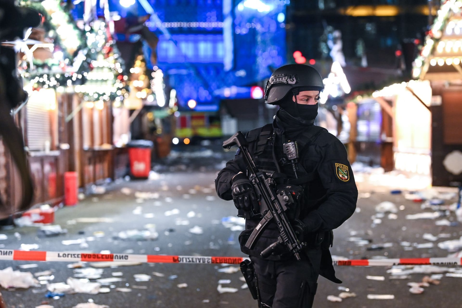 Ein schwer bewaffneter Polizist auf dem verwüsteten Weihnachtsmarkt in Magdeburg (Archivbild): Der mutmaßliche Täter wurde jetzt von Dresden nach Leipzig verlegt.