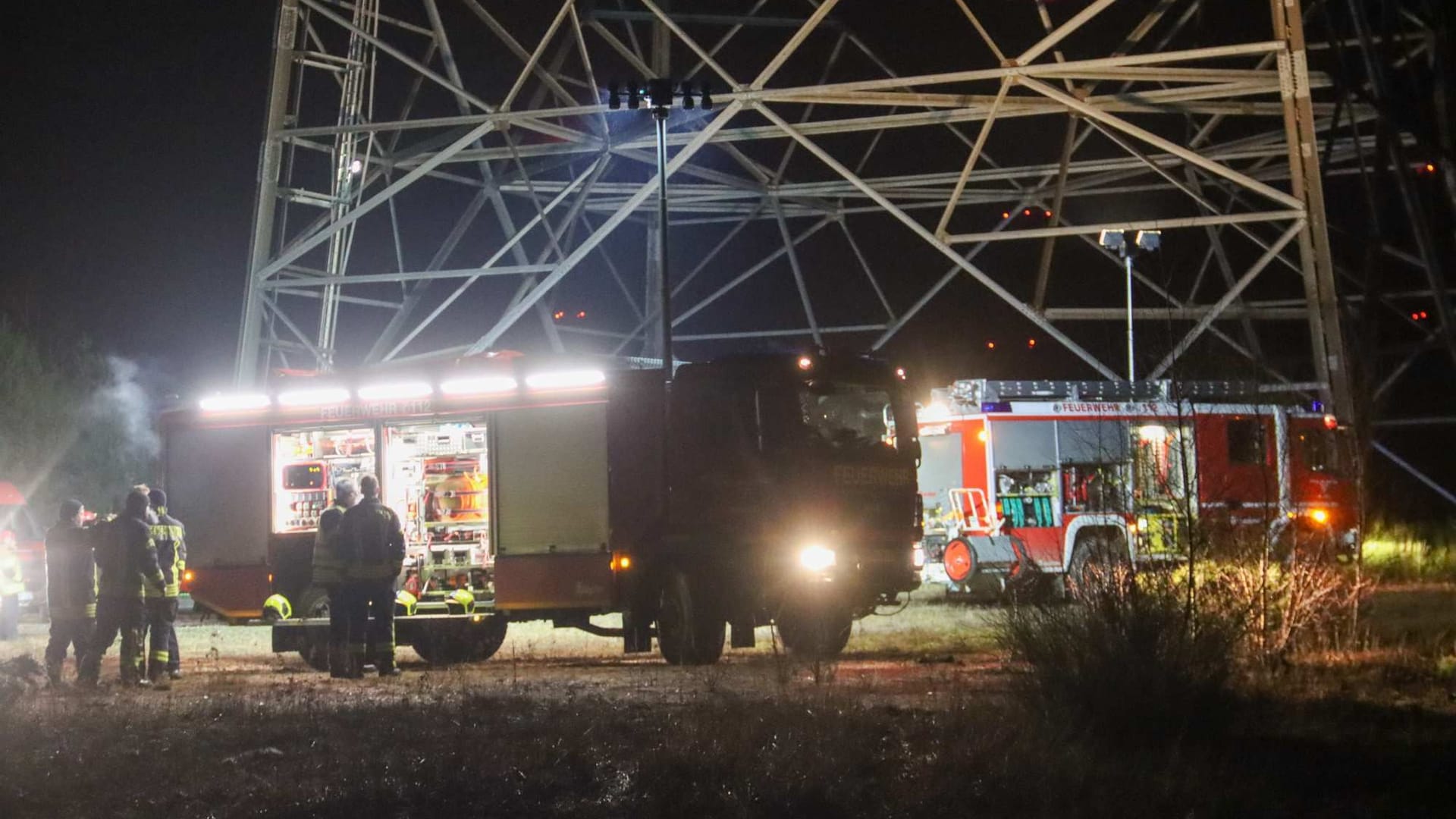 Einsatzkräfte am Windrad: Am Ende musste die Höhenrettung der Werkfeuerwehr der LEAG die Leiche bergen.