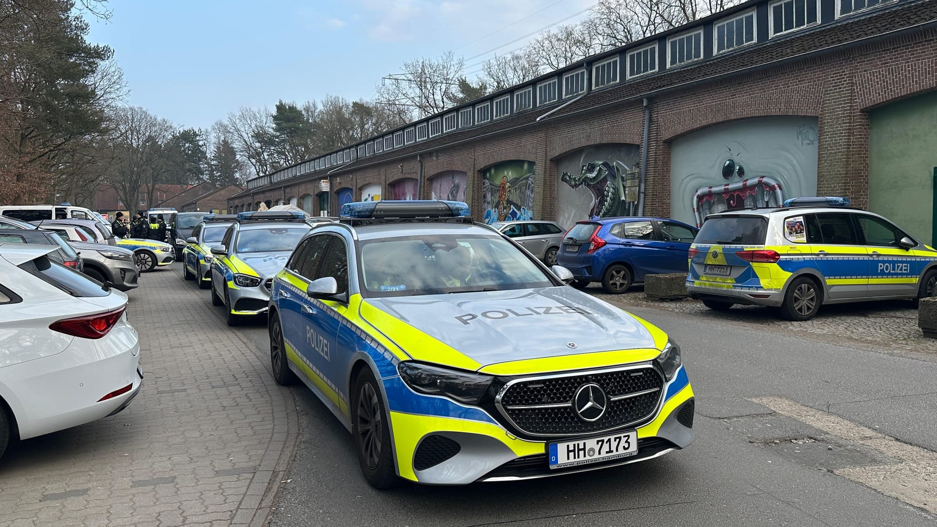 Streifenwagen der Polizei in Hamburg-Rissen: Die Polizei fahndet nach einem Mann, der aus der geschlossenen Abteilung der dortigen Asklepios-Klinik entkommen ist.