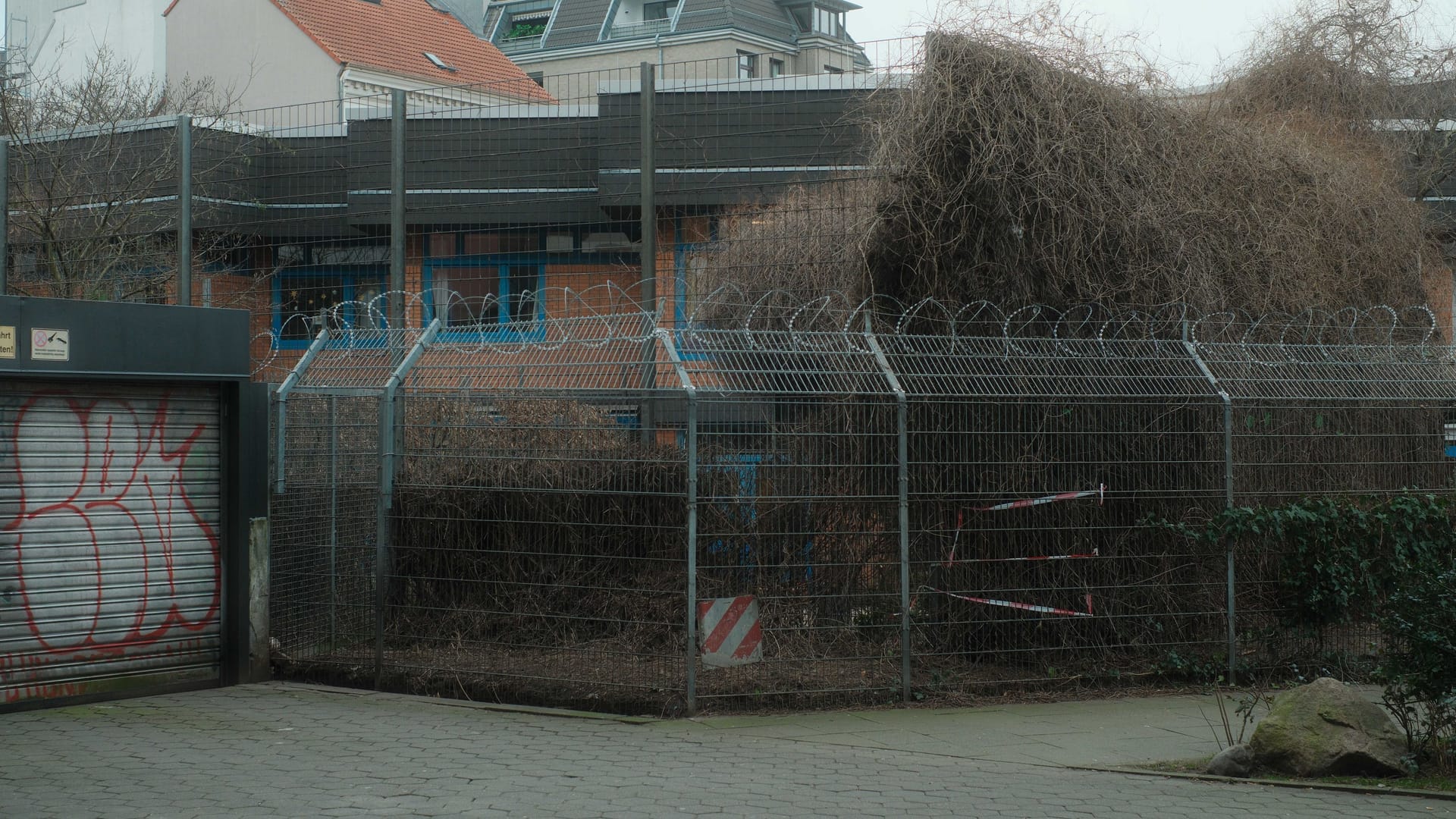 Kita in St. Georg: Oberhalb der Mauern ist Stacheldraht angebracht - zum Schutz der Kinder.