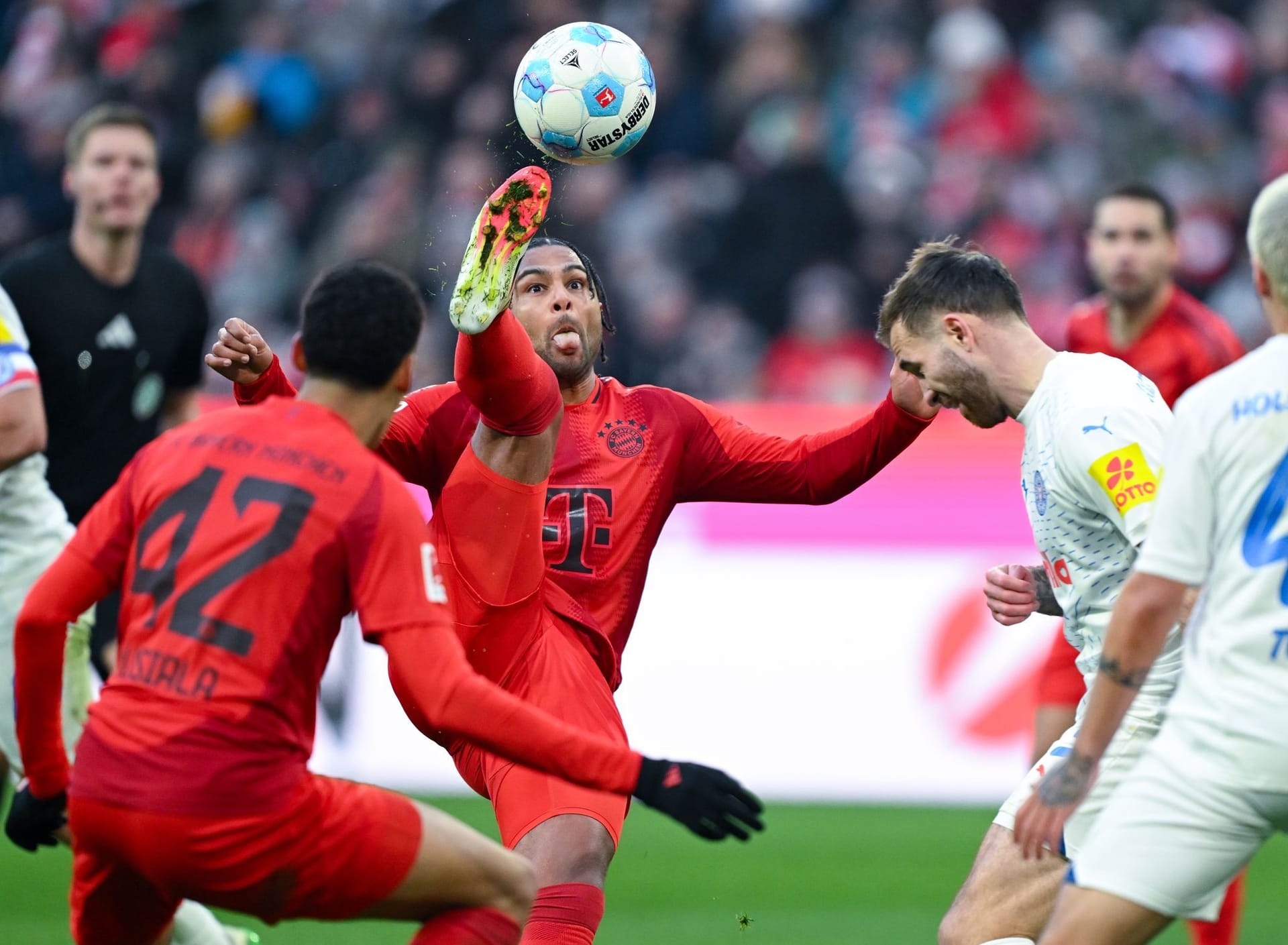 Serge Gnabry (ab 46.): Legte direkt stark los. Mit einer Weltklasse-Aktion traf er zum 4:0: Er nahm den Ball mit rechts in Kopfhöhe an und hämmerte ihn dann mit links volley ins Tor. Präsentierte sich selbstbewusst. Schuss knapp vorbei (71.). Note 2