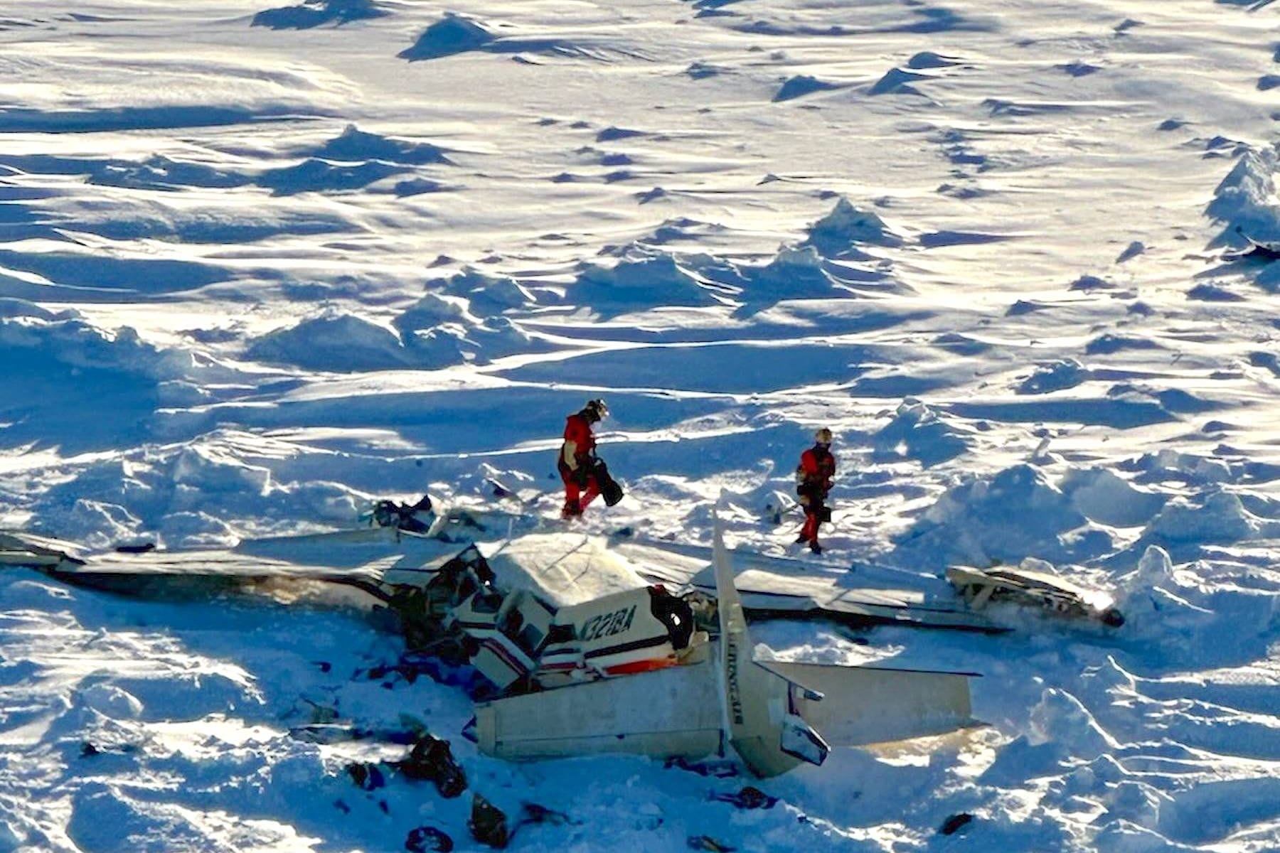 Dieses von der US-Küstenwache zur Verfügung gestellte Foto zeigt das Flugzeug, das im Westen Alaskas abgestürzt ist.