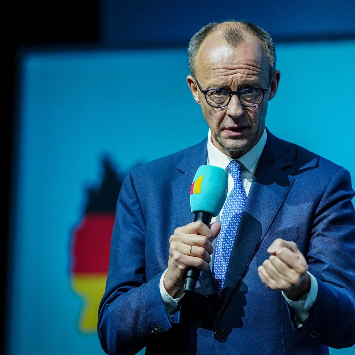 Friedrich Merz bei einer Wahlkampfveranstaltung (Archivbild): Für den Kanzlerkandidaten der Union hat die Verteidigung der Ukraine oberste Priorität.