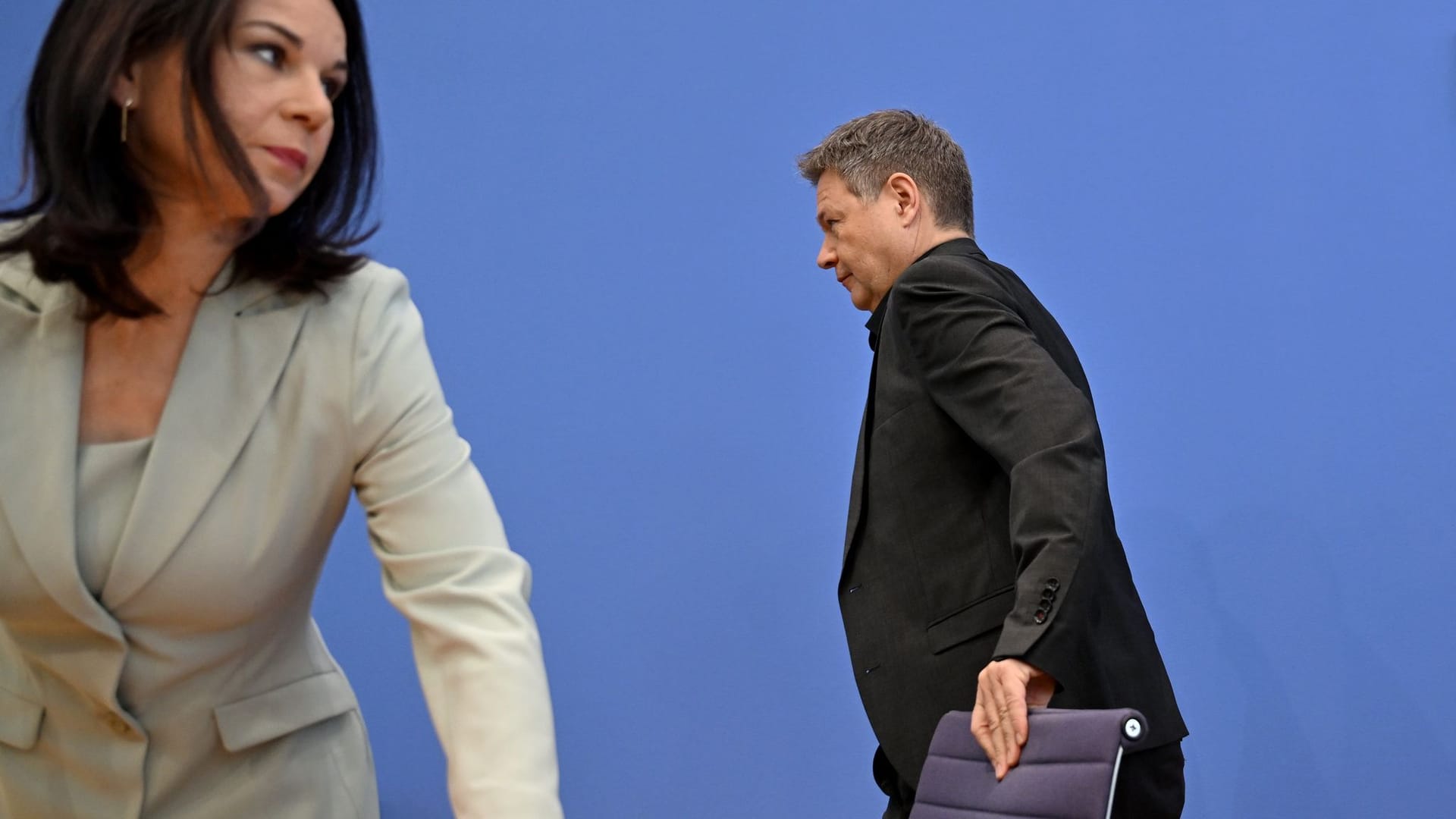 Annalena Baerbock und Robert Habeck verlassen die Pressekonferenz: Habeck kündigte hierbei seinen Rückzug aus der Führung der Grünen an.