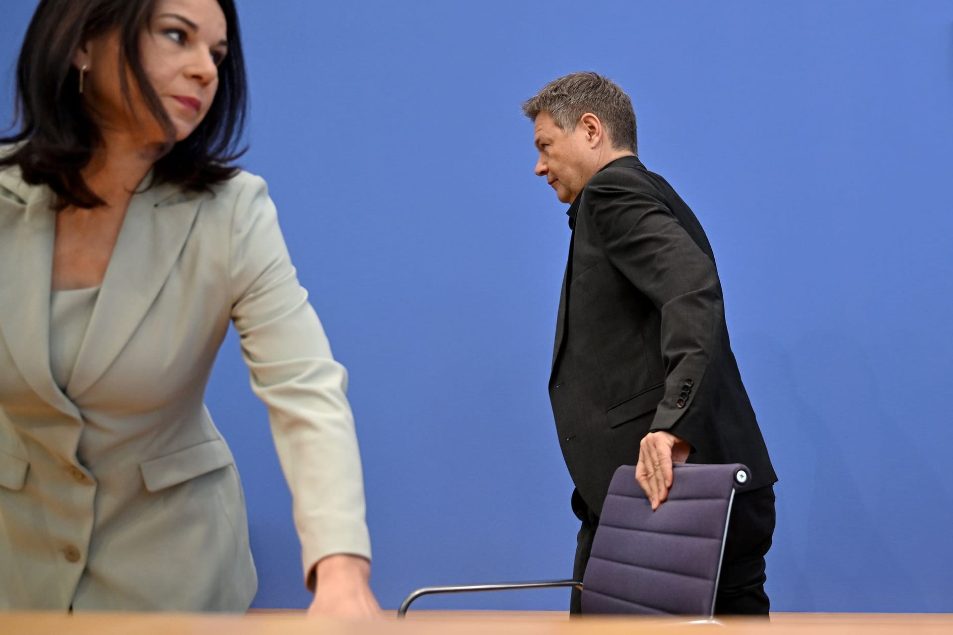 Annalena Baerbock und Robert Habeck verlassen die Pressekonferenz: Habeck kündigte hierbei seinen Rückzug aus der Führung der Grünen an.