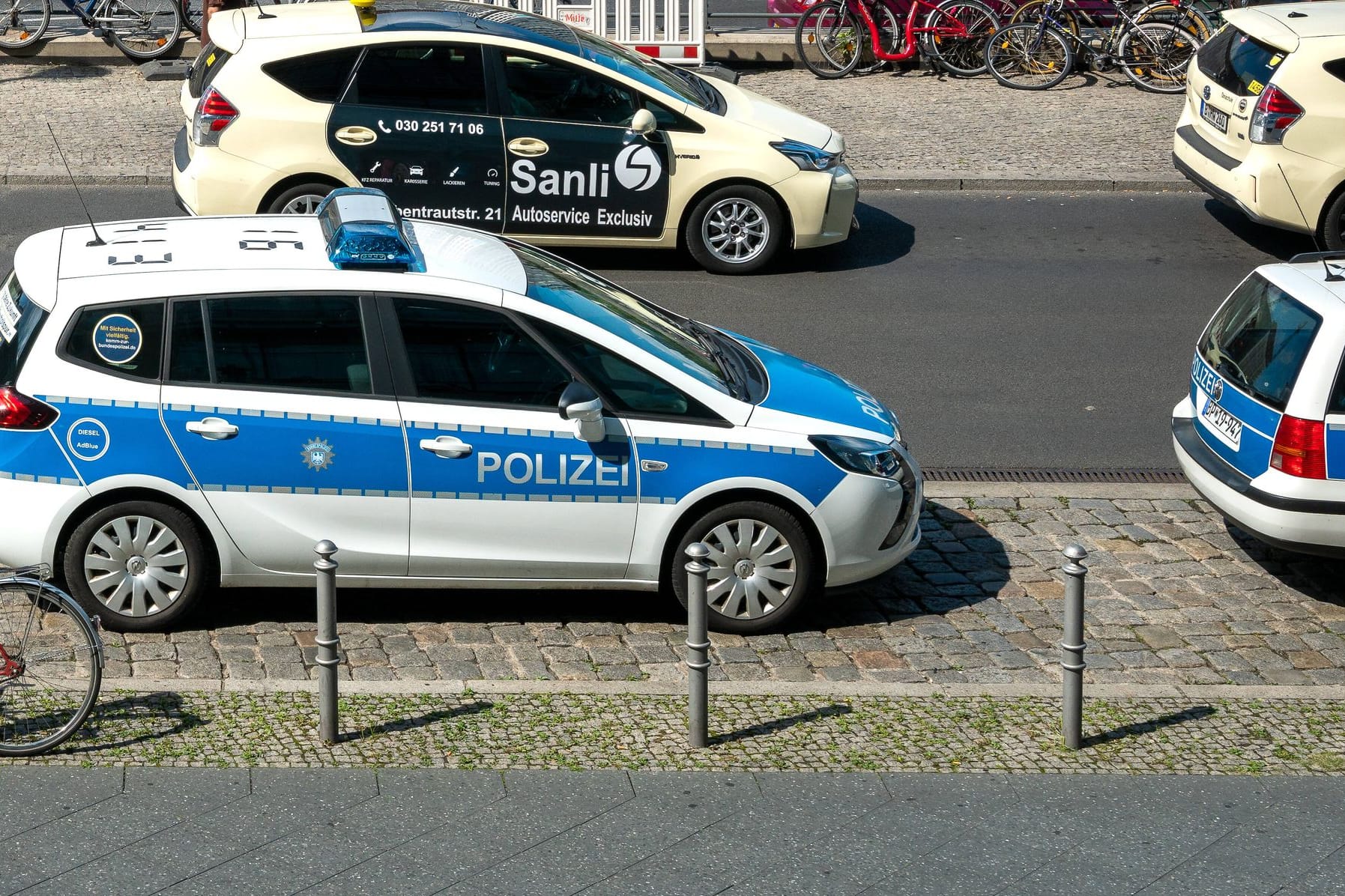 Polizei und Taxi (Symbolbild): Die Bankkarte des Fahrgasts habe nicht funktioniert.