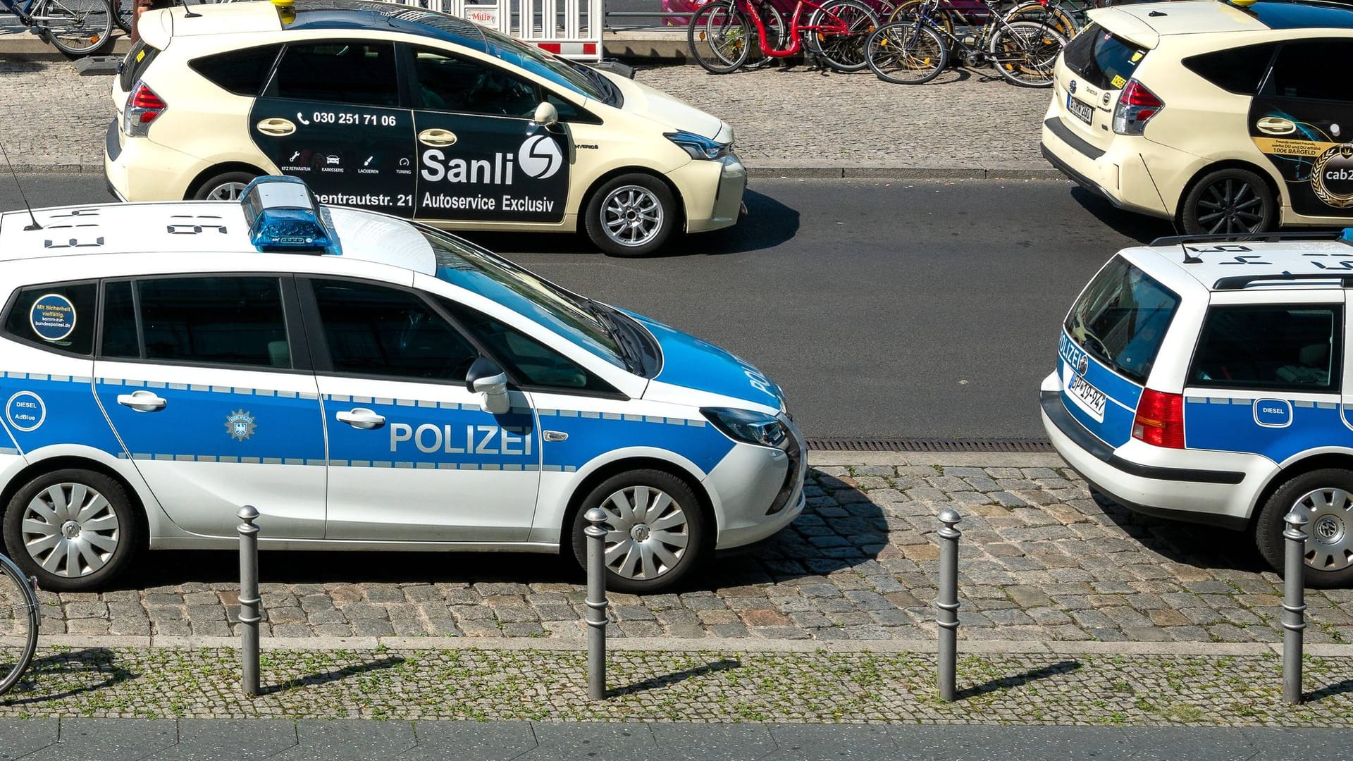 Polizei und Taxi (Symbolbild): Die Bankkarte des Fahrgasts habe nicht funktioniert.