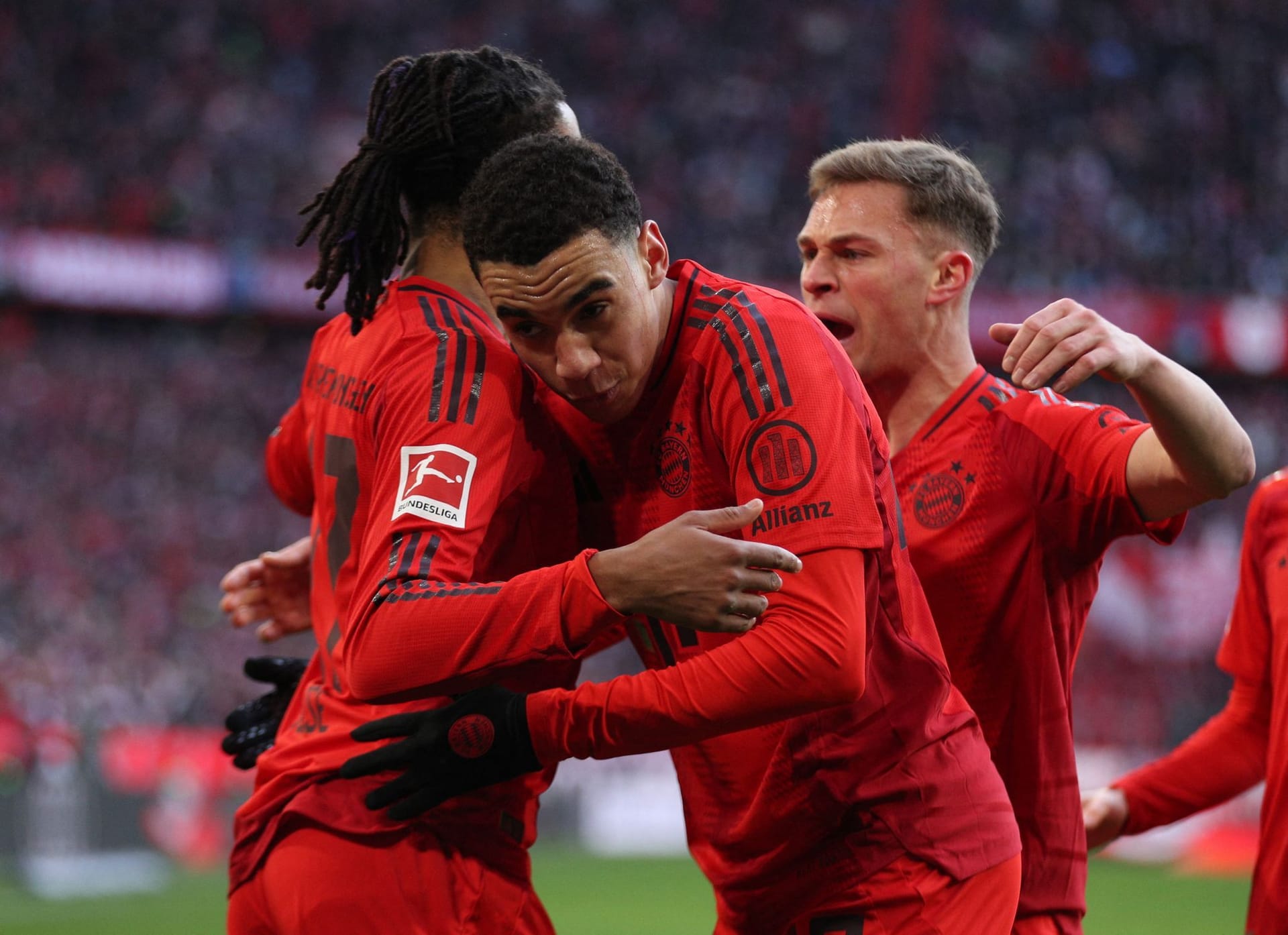 Der FC Bayern feiert im Heimspiel gegen Kiel einen am Ende wilden 4:3-Sieg und baut damit die Tabellenführung weiter aus. Ein Joker sorgt mit einer Weltklasse-Aktion für das Highlight, die Abwehr wackelt. Die Einzelkritik: