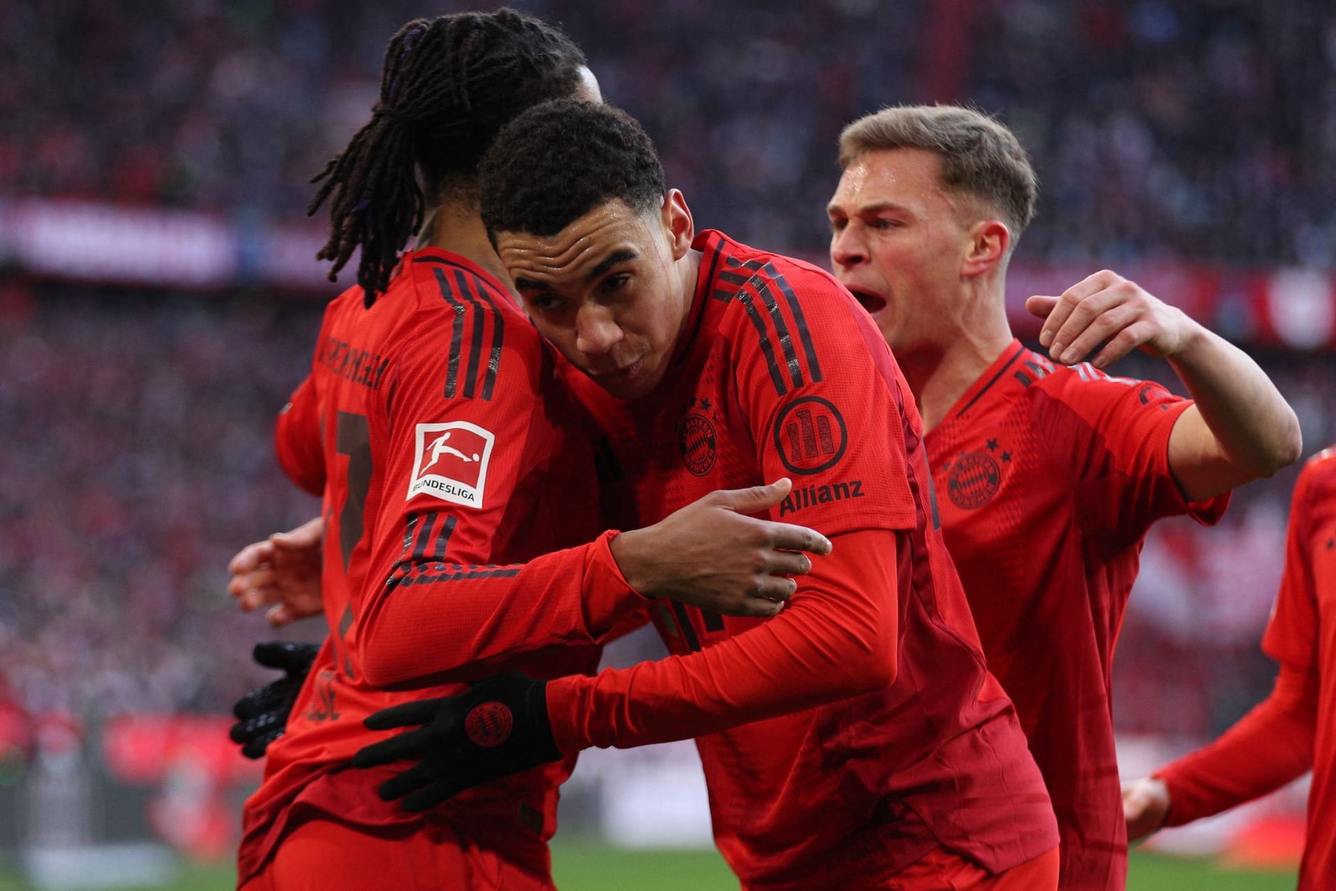 Der FC Bayern feiert im Heimspiel gegen Kiel einen am Ende wilden 4:3-Sieg und baut damit die Tabellenführung weiter aus. Ein Joker sorgt mit einer Weltklasse-Aktion für das Highlight, die Abwehr wackelt. Die Einzelkritik: