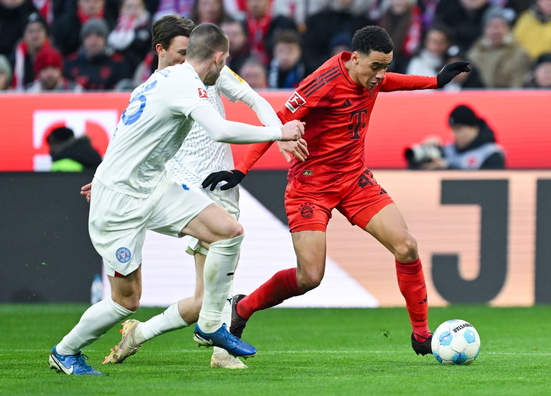 Jamal Musiala (ab 62.): Nutze gleich seine erste Chance abgeklärt zum 1:0 und seinem 10. Ligator – sein 15. Pflichtspieltreffer. Starker Distanzschuss (49.). Hatte weitere gute Chancen. Note 2