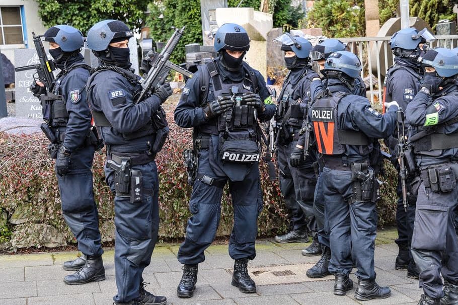 Beamte mit Maschinenpistolen vor Ort: Die Polizei ist zu einem Großeinsatz in Hagen ausgerückt.