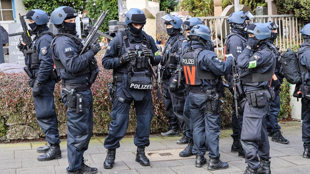 Beamte mit Maschinenpistolen vor Ort: Die Polizei ist zu einem Großeinsatz in Hagen ausgerückt.