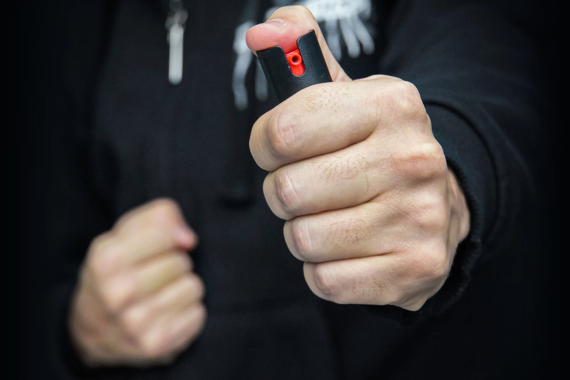 Ein Mann hält Pfefferspray in der Hand (Archivbild): Der Täter konnte unerkannt flüchten.