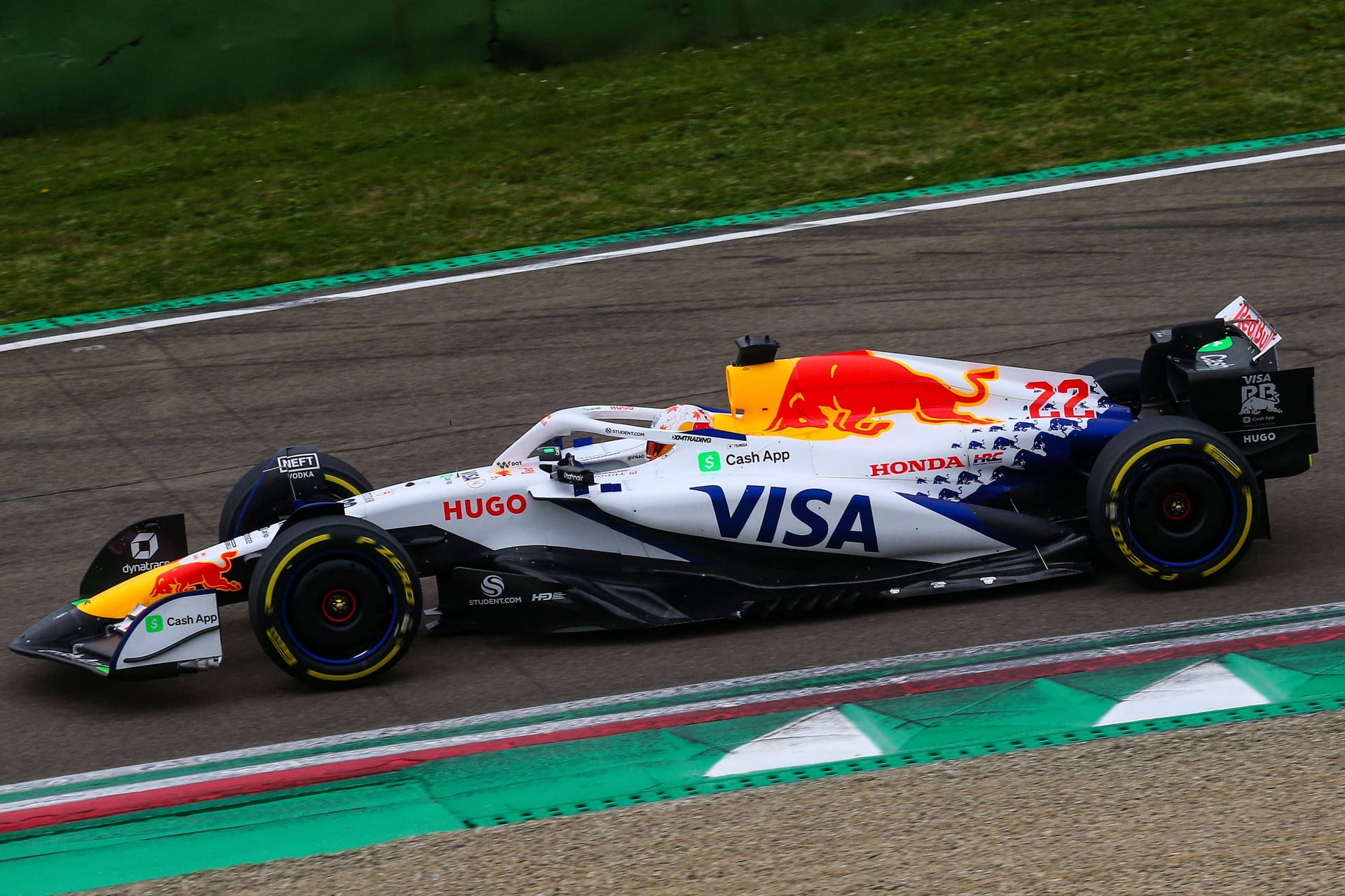 Visa Cash App Racing Bull: Das Red-Bull-Schwesterteam legte eine schlechte letzte Saison hin und blieb mit Platz acht bei den Konstrukteuren deutlich hinter den Erwartungen zurück. An der Seite von Yuki Tsunoda wird sich in diesem Jahr der junge Isack Hadjar an einer Verbesserung versuchen. Er ersetzt den zu Red Bull aufgerückten Liam Lawson. Auch optisch präsentieren sich die Racing Bulls deutlich verändert: Statt Blau, Silber, Rot setzt das Team in diesem Jahr auf einen hauptsächlich weißen Boliden.