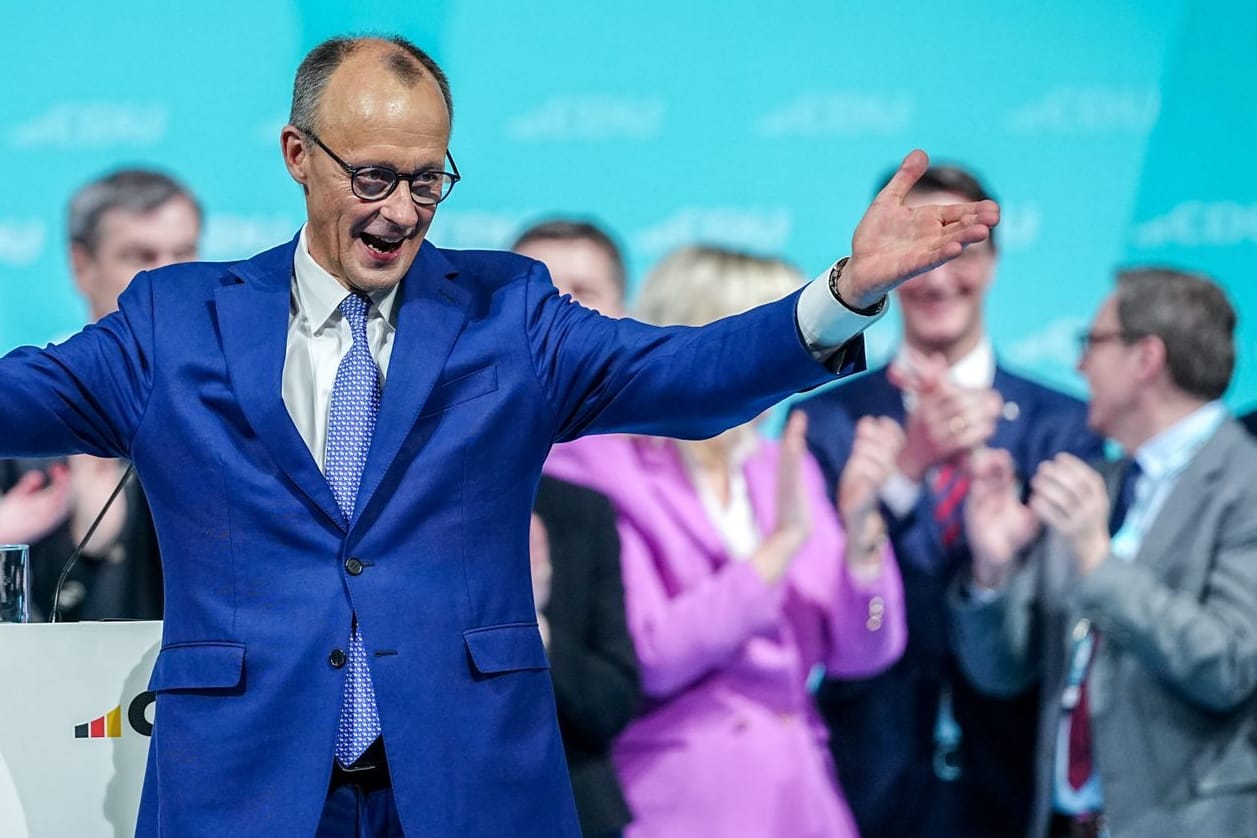 Berlin: Friedrich Merz, Kanzlerkandidat der Union und CDU-Bundesvorsitzender, winkt dem Publikum nach seiner Rede beim 37. Bundesparteitag der CDU.