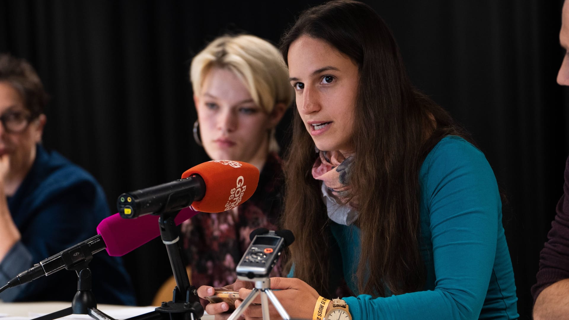 Lisa Poettinger bei einer Pressekonferenz (Archivbild): Ein Ausweichen in ein anderes Bundesland kommt für sie nicht infrage.