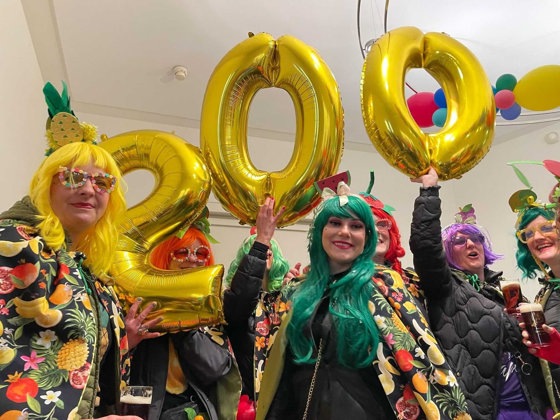 Sturm aufs Rathaus: Die Möhnen haben Luftballons zum 200-jährigen Jubiläum des Düsseldorfer Karnevals mitgebracht. Die Session in der nordrhein-westfälischen Landeshauptstadt steht diesmal unter dem Motto "Hütt on wie et wor".