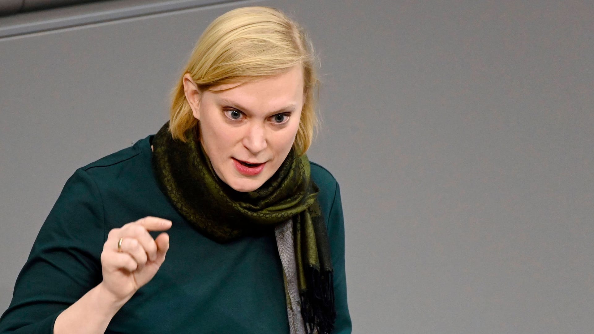 Nina Stahr in der 11. Sitzung des Deutschen Bundestages im Reichstagsgebäude.