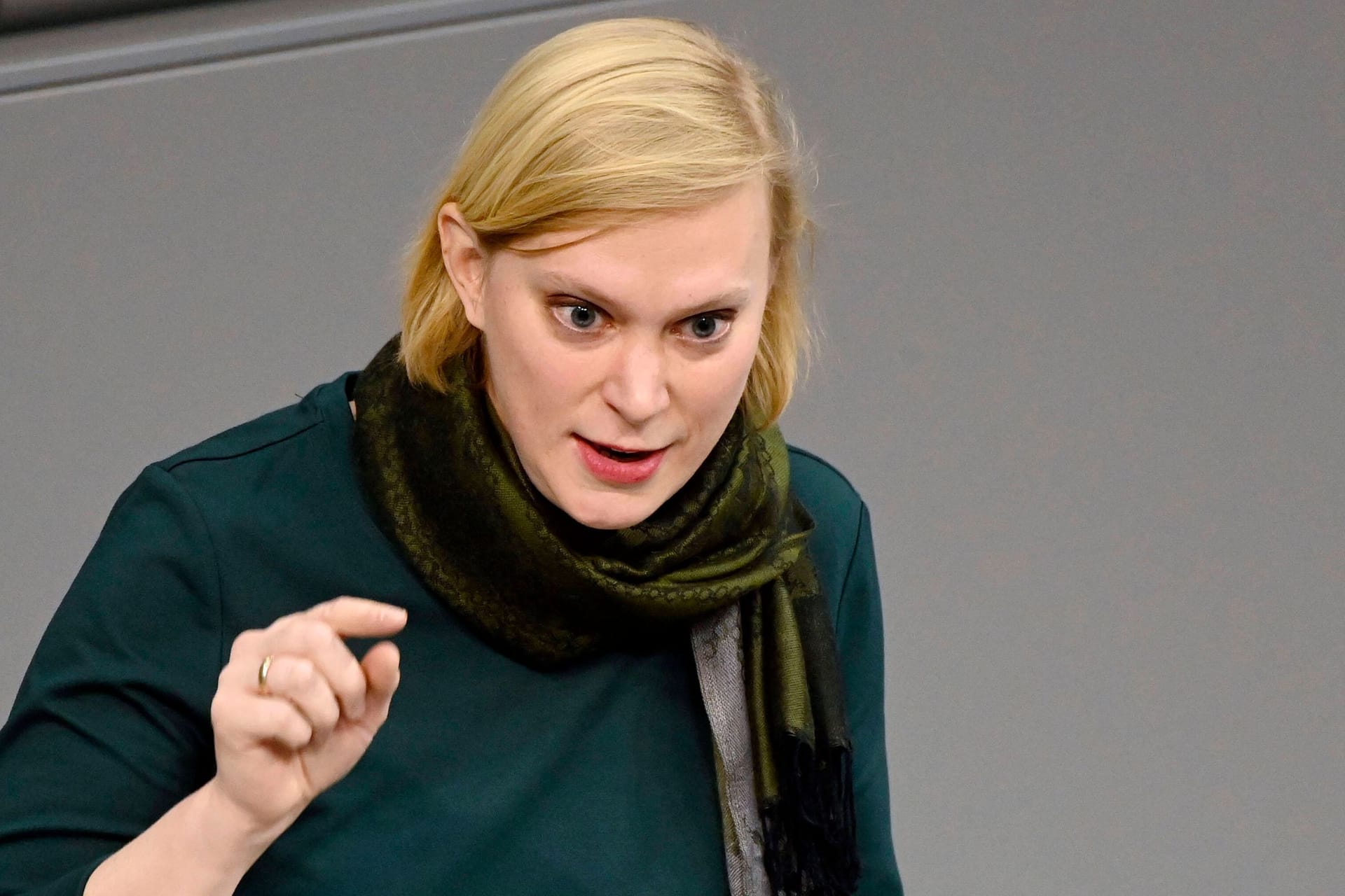 Nina Stahr in der 11. Sitzung des Deutschen Bundestages im Reichstagsgebäude.